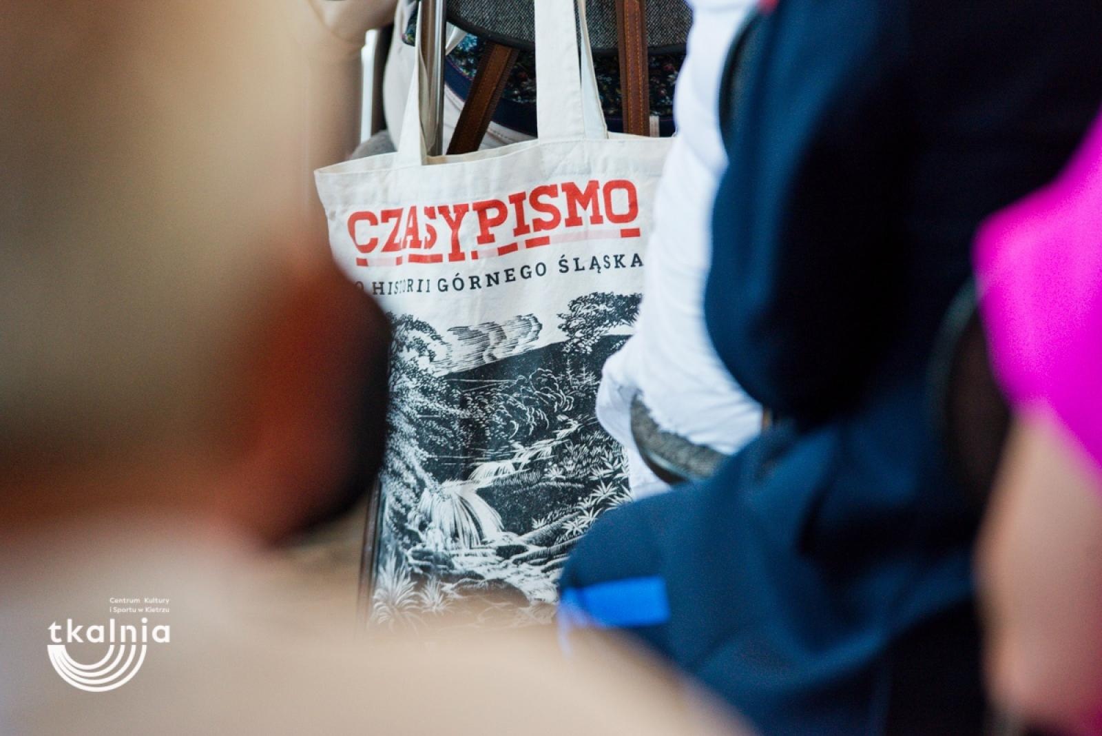 Zdjęcie w galerii na portalu naszraciborz.pl: Uroczyste odsłonięcie tablicy pamięci profesora Marka Gedla w Kietrzu – hołd dla wybitnego archeologa i badacza historii miasta wiadomości z regionu