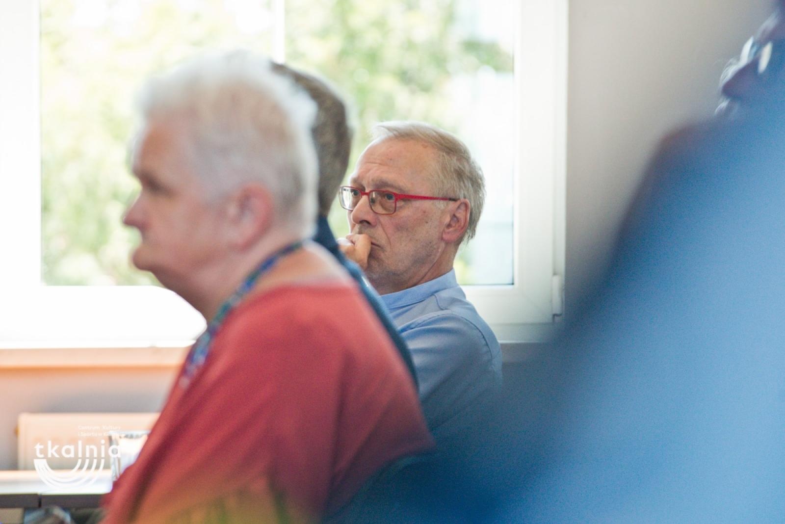 Zdjęcie w galerii na portalu naszraciborz.pl: Uroczyste odsłonięcie tablicy pamięci profesora Marka Gedla w Kietrzu – hołd dla wybitnego archeologa i badacza historii miasta wiadomości z regionu