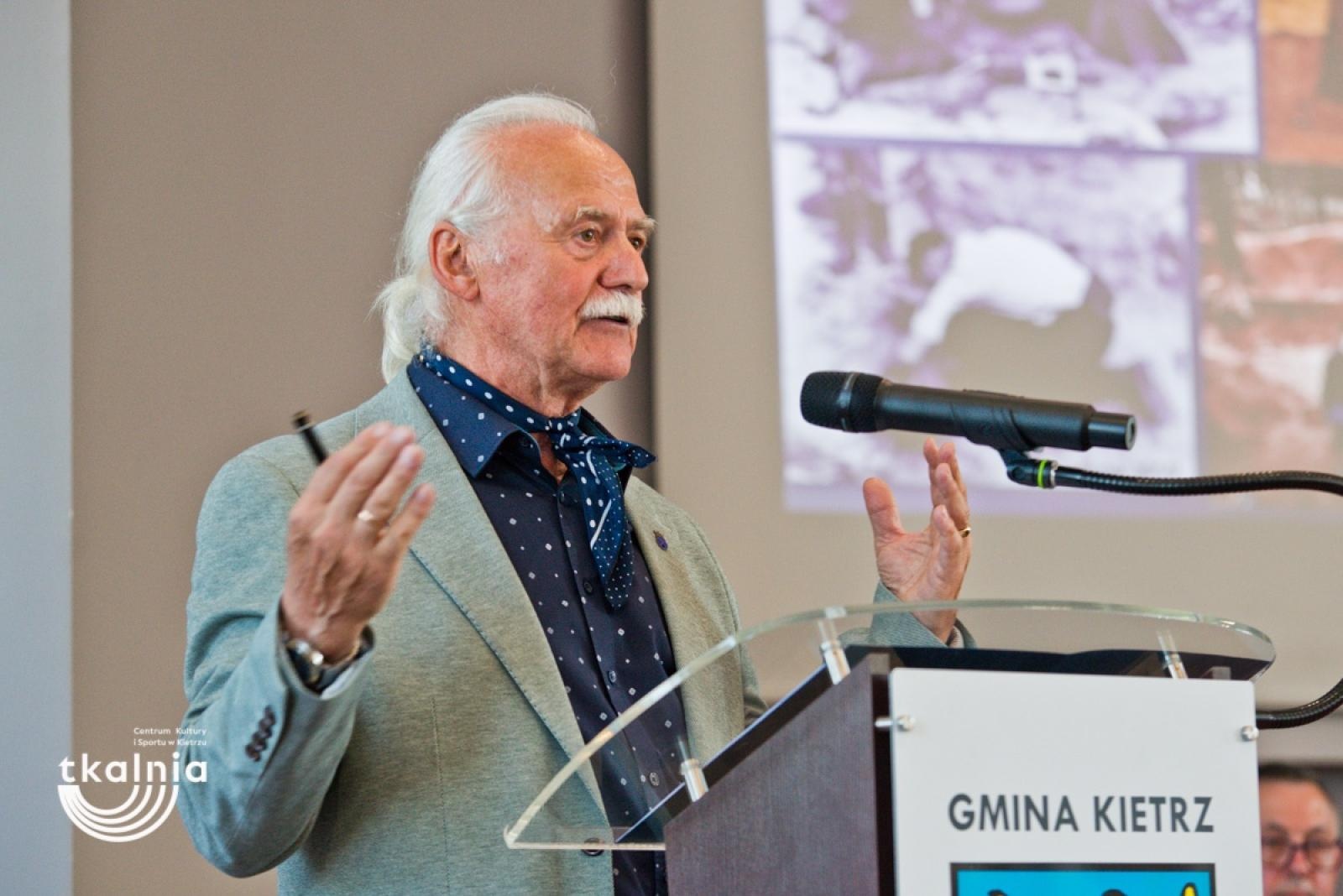 Zdjęcie w galerii na portalu naszraciborz.pl: Uroczyste odsłonięcie tablicy pamięci profesora Marka Gedla w Kietrzu – hołd dla wybitnego archeologa i badacza historii miasta wiadomości z regionu