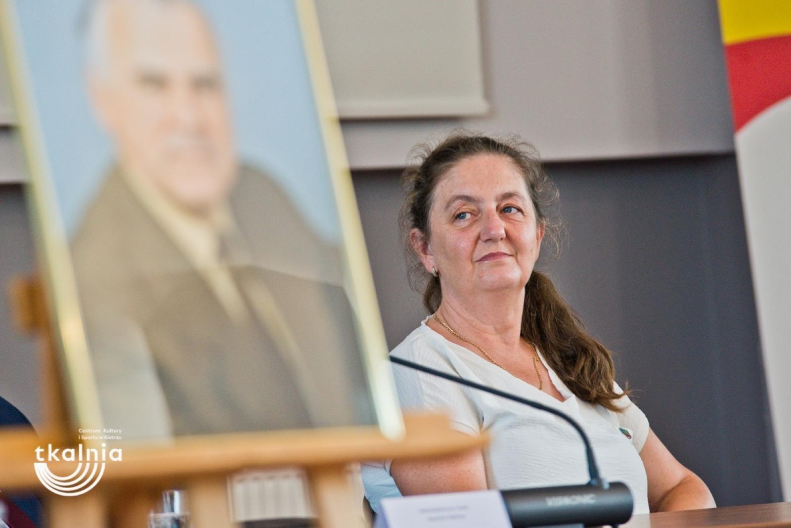 Zdjęcie w galerii na portalu naszraciborz.pl: Uroczyste odsłonięcie tablicy pamięci profesora Marka Gedla w Kietrzu – hołd dla wybitnego archeologa i badacza historii miasta wiadomości z regionu