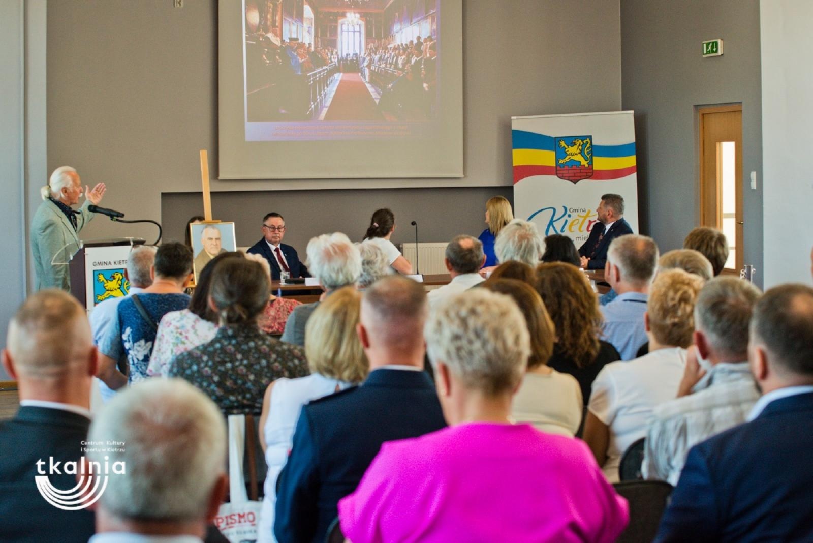 Zdjęcie w galerii na portalu naszraciborz.pl: Uroczyste odsłonięcie tablicy pamięci profesora Marka Gedla w Kietrzu – hołd dla wybitnego archeologa i badacza historii miasta wiadomości z regionu