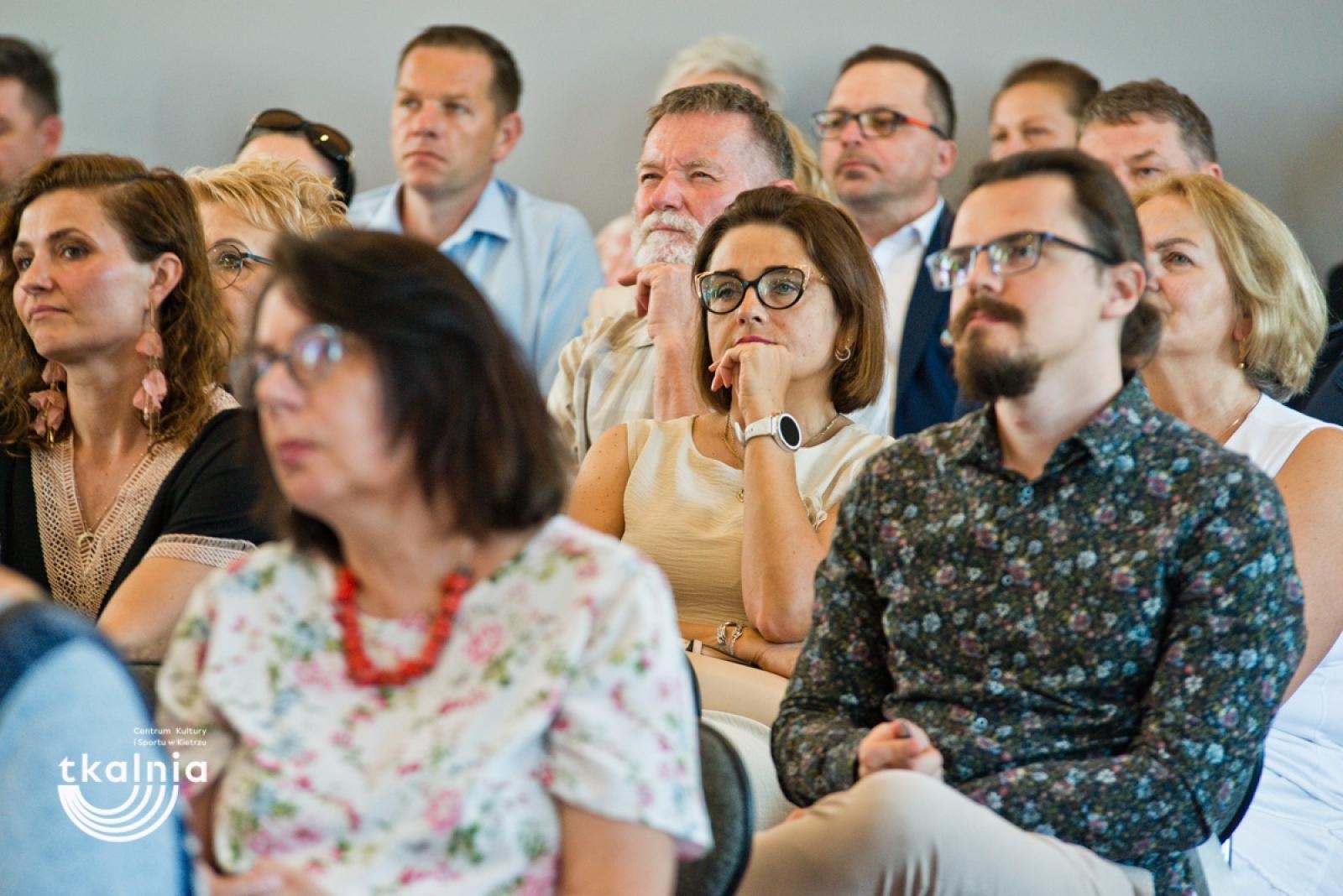 Zdjęcie w galerii na portalu naszraciborz.pl: Uroczyste odsłonięcie tablicy pamięci profesora Marka Gedla w Kietrzu – hołd dla wybitnego archeologa i badacza historii miasta wiadomości z regionu