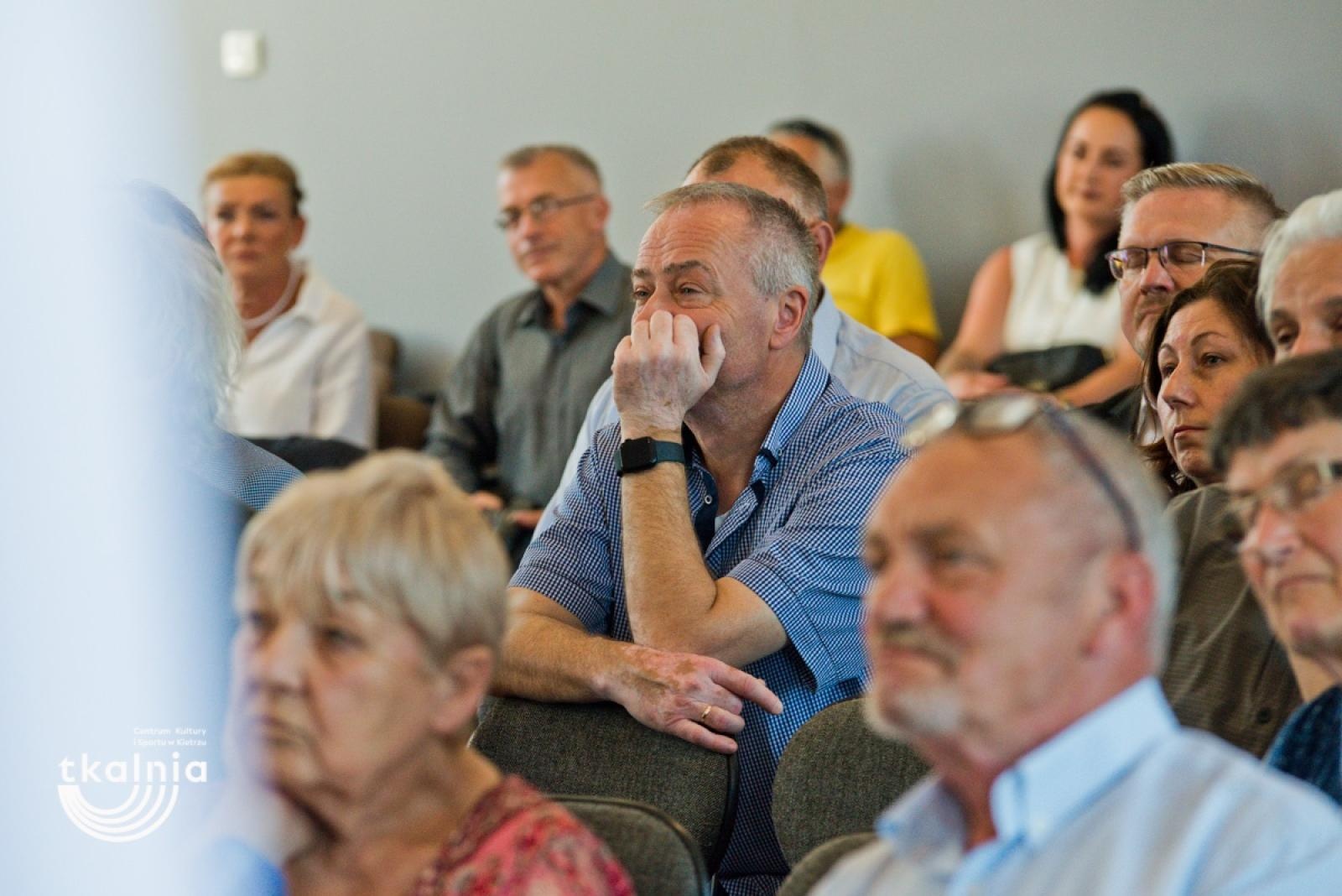 Zdjęcie w galerii na portalu naszraciborz.pl: Uroczyste odsłonięcie tablicy pamięci profesora Marka Gedla w Kietrzu – hołd dla wybitnego archeologa i badacza historii miasta wiadomości z regionu
