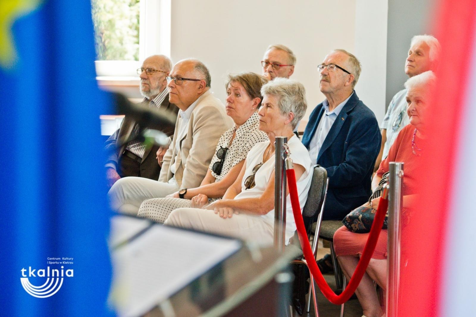 Zdjęcie w galerii na portalu naszraciborz.pl: Uroczyste odsłonięcie tablicy pamięci profesora Marka Gedla w Kietrzu – hołd dla wybitnego archeologa i badacza historii miasta wiadomości z regionu