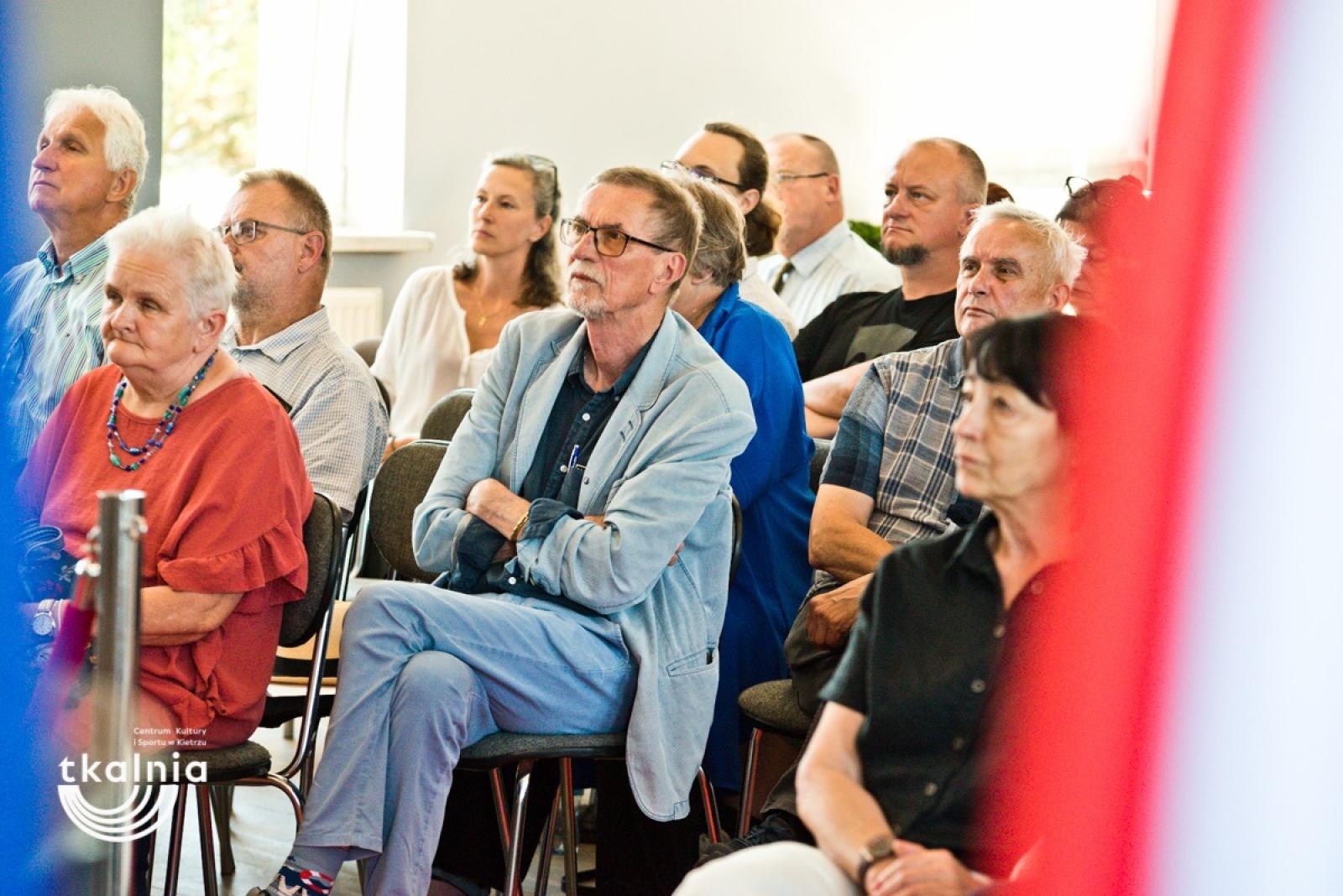 Zdjęcie w galerii na portalu naszraciborz.pl: Uroczyste odsłonięcie tablicy pamięci profesora Marka Gedla w Kietrzu – hołd dla wybitnego archeologa i badacza historii miasta wiadomości z regionu