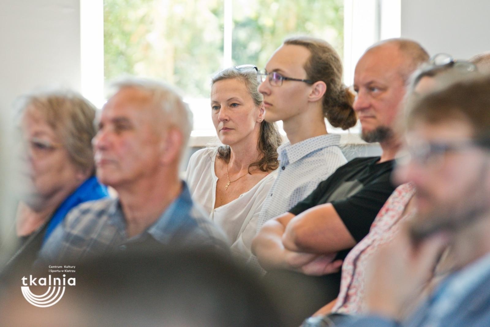 Zdjęcie w galerii na portalu naszraciborz.pl: Uroczyste odsłonięcie tablicy pamięci profesora Marka Gedla w Kietrzu – hołd dla wybitnego archeologa i badacza historii miasta wiadomości z regionu