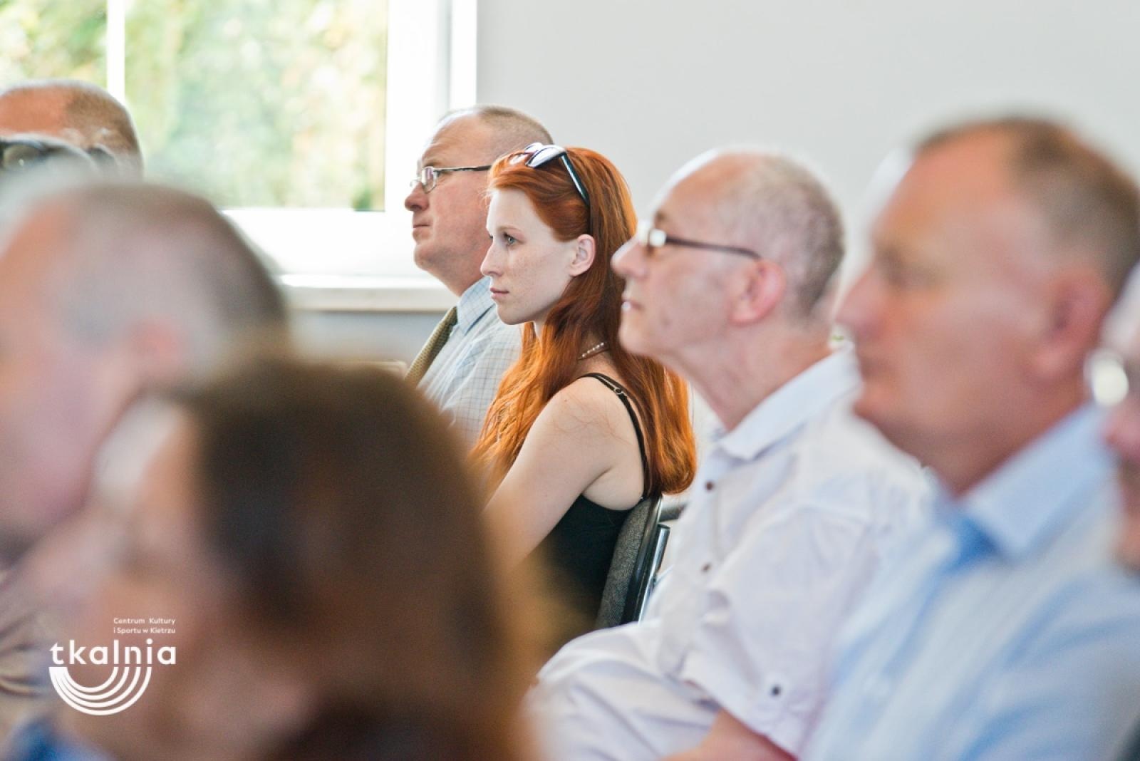Zdjęcie w galerii na portalu naszraciborz.pl: Uroczyste odsłonięcie tablicy pamięci profesora Marka Gedla w Kietrzu – hołd dla wybitnego archeologa i badacza historii miasta wiadomości z regionu