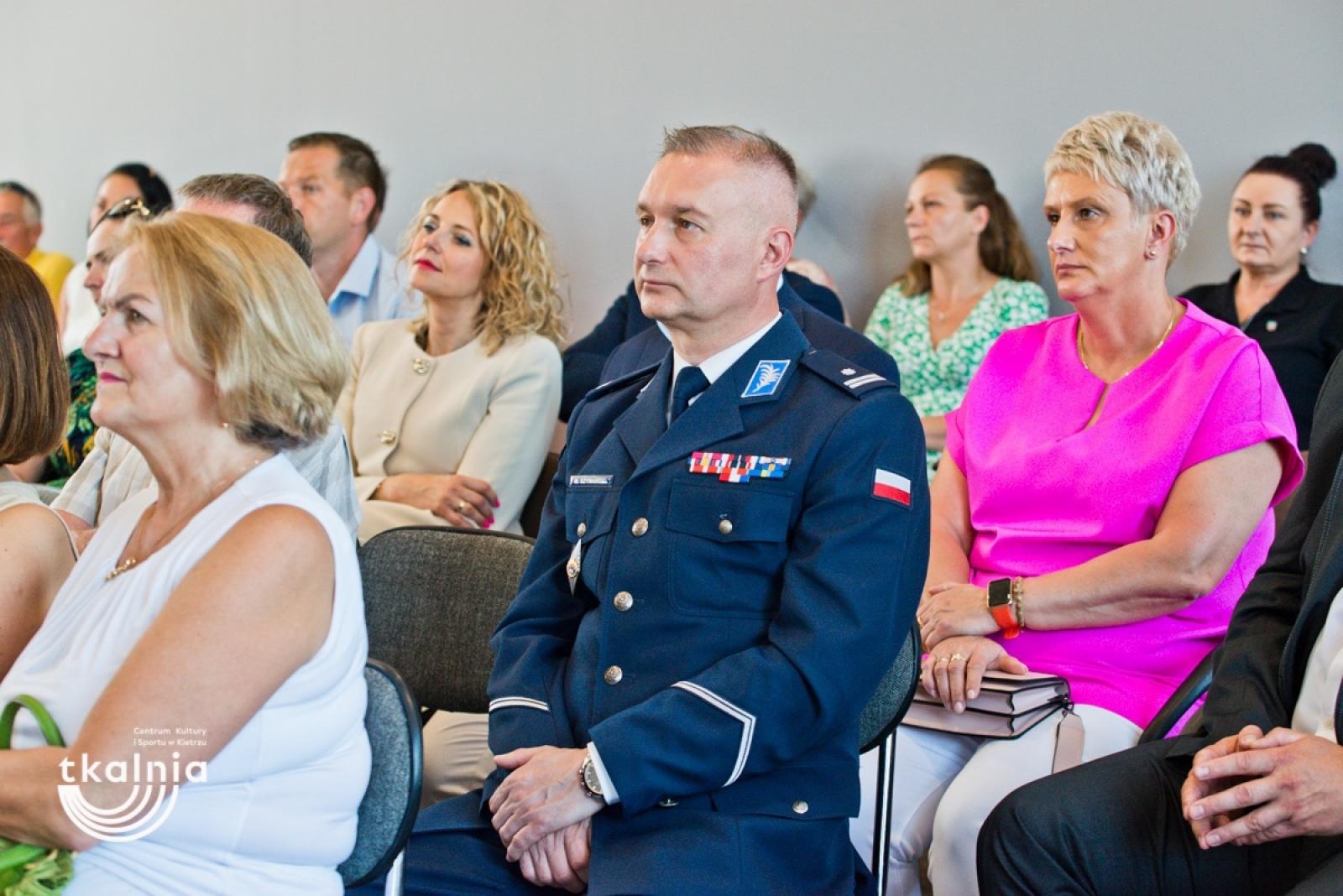 Zdjęcie w galerii na portalu naszraciborz.pl: Uroczyste odsłonięcie tablicy pamięci profesora Marka Gedla w Kietrzu – hołd dla wybitnego archeologa i badacza historii miasta wiadomości z regionu