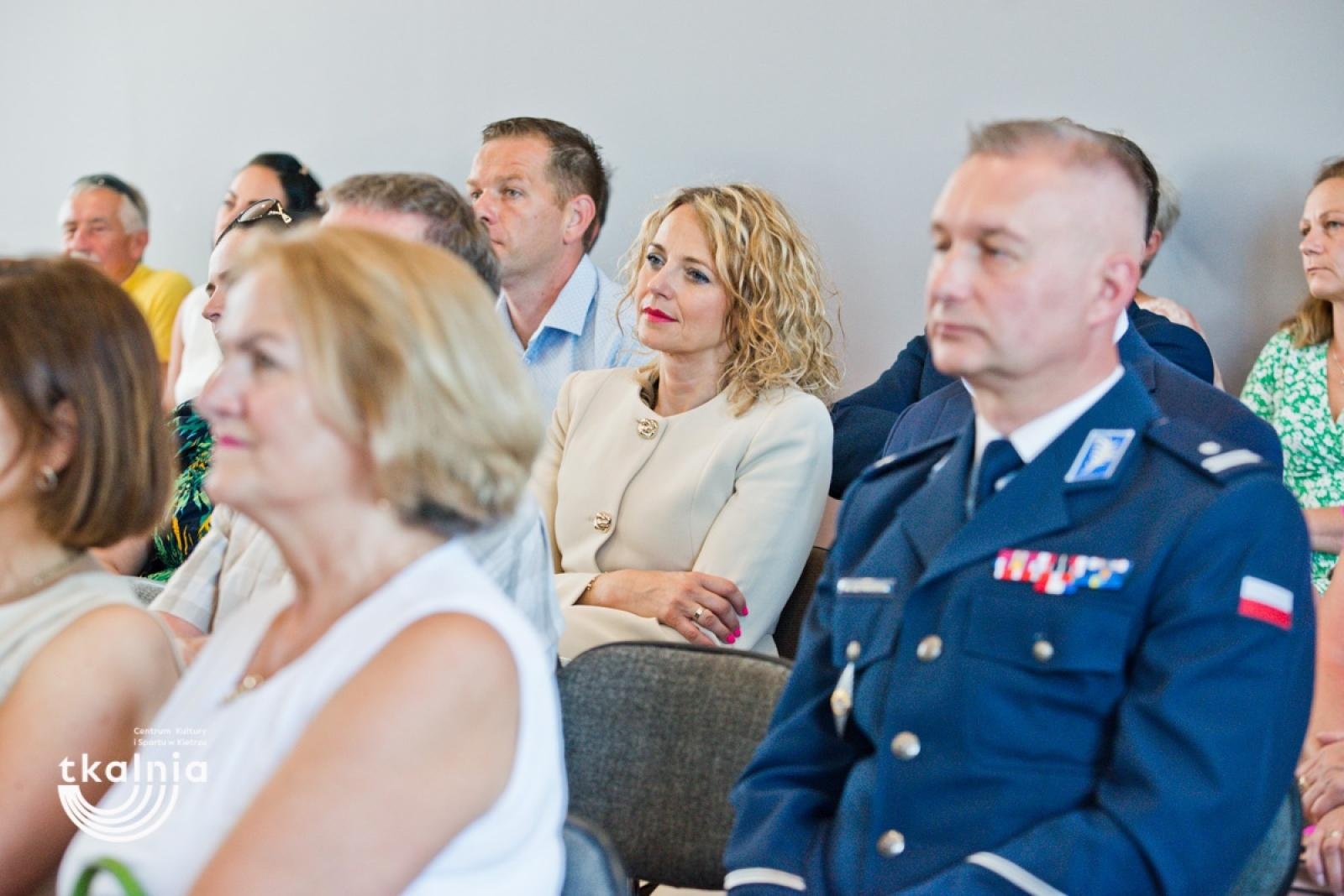 Zdjęcie w galerii na portalu naszraciborz.pl: Uroczyste odsłonięcie tablicy pamięci profesora Marka Gedla w Kietrzu – hołd dla wybitnego archeologa i badacza historii miasta wiadomości z regionu