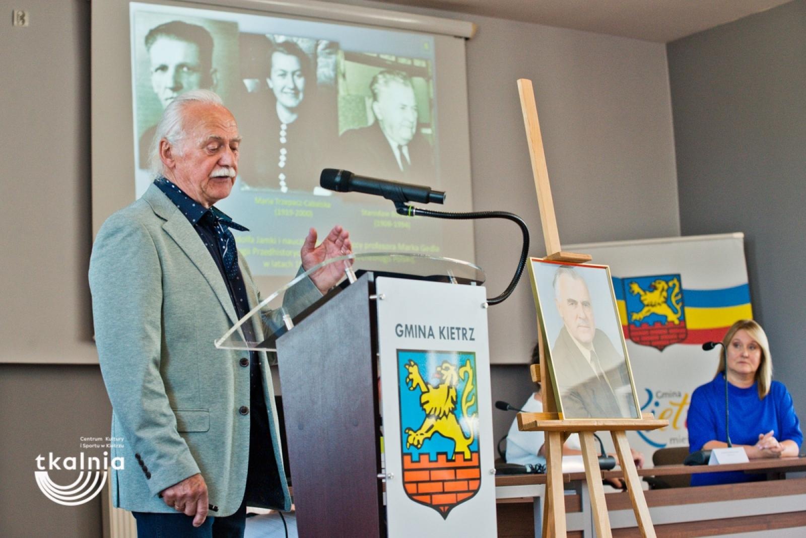 Zdjęcie w galerii na portalu naszraciborz.pl: Uroczyste odsłonięcie tablicy pamięci profesora Marka Gedla w Kietrzu – hołd dla wybitnego archeologa i badacza historii miasta wiadomości z regionu