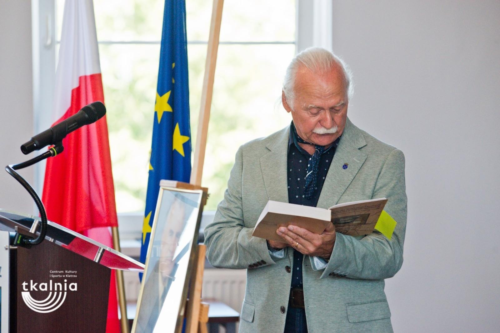 Zdjęcie w galerii na portalu naszraciborz.pl: Uroczyste odsłonięcie tablicy pamięci profesora Marka Gedla w Kietrzu – hołd dla wybitnego archeologa i badacza historii miasta wiadomości z regionu