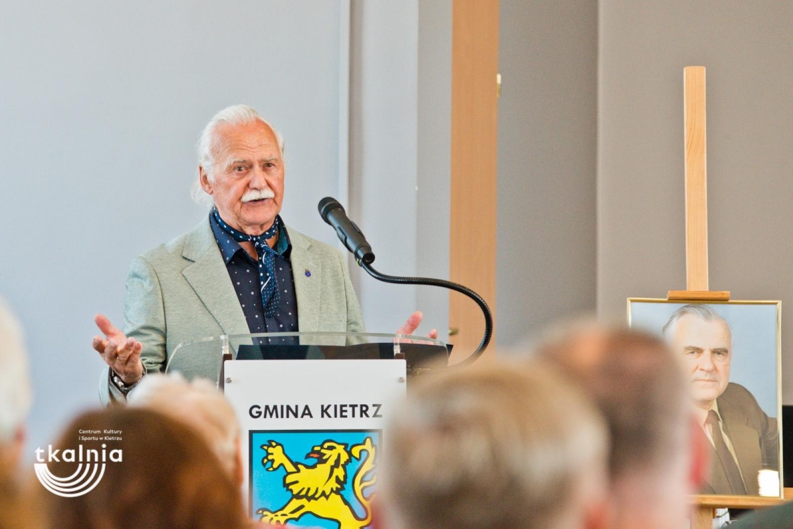 Zdjęcie w galerii na portalu naszraciborz.pl: Uroczyste odsłonięcie tablicy pamięci profesora Marka Gedla w Kietrzu – hołd dla wybitnego archeologa i badacza historii miasta wiadomości z regionu