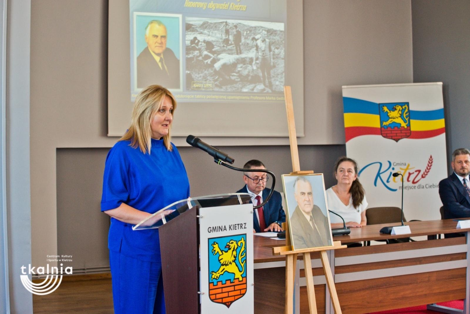 Zdjęcie w galerii na portalu naszraciborz.pl: Uroczyste odsłonięcie tablicy pamięci profesora Marka Gedla w Kietrzu – hołd dla wybitnego archeologa i badacza historii miasta wiadomości z regionu