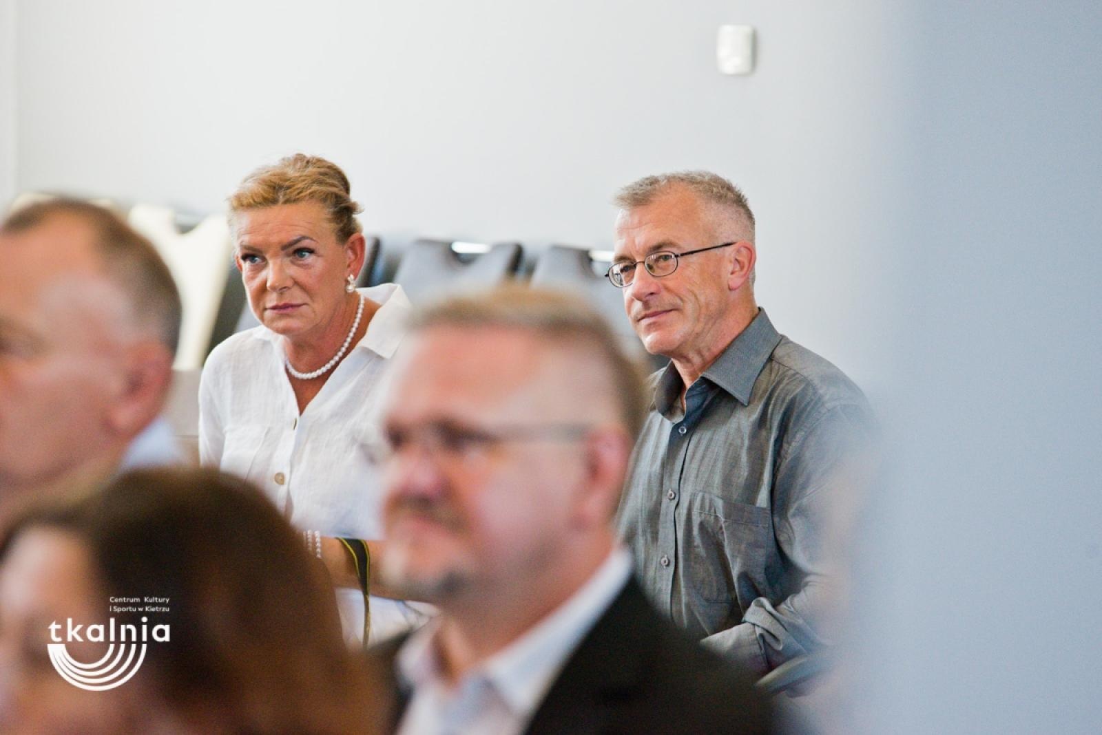 Zdjęcie w galerii na portalu naszraciborz.pl: Uroczyste odsłonięcie tablicy pamięci profesora Marka Gedla w Kietrzu – hołd dla wybitnego archeologa i badacza historii miasta wiadomości z regionu