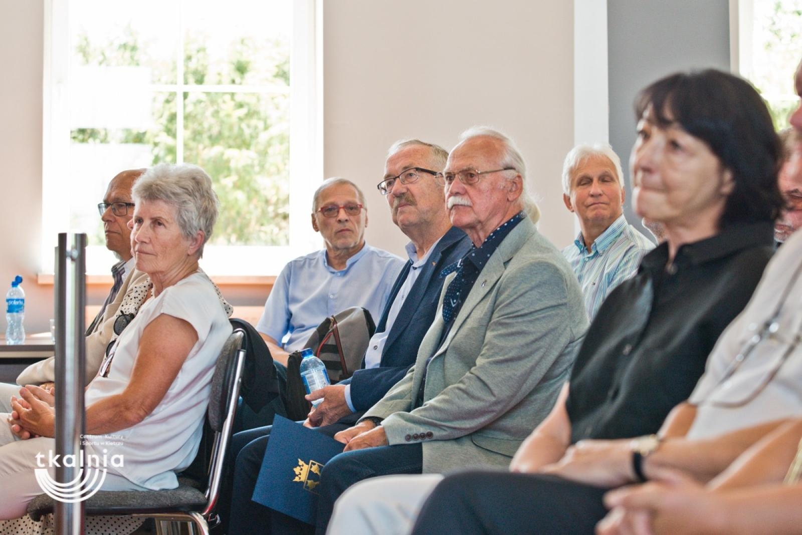 Zdjęcie w galerii na portalu naszraciborz.pl: Uroczyste odsłonięcie tablicy pamięci profesora Marka Gedla w Kietrzu – hołd dla wybitnego archeologa i badacza historii miasta wiadomości z regionu