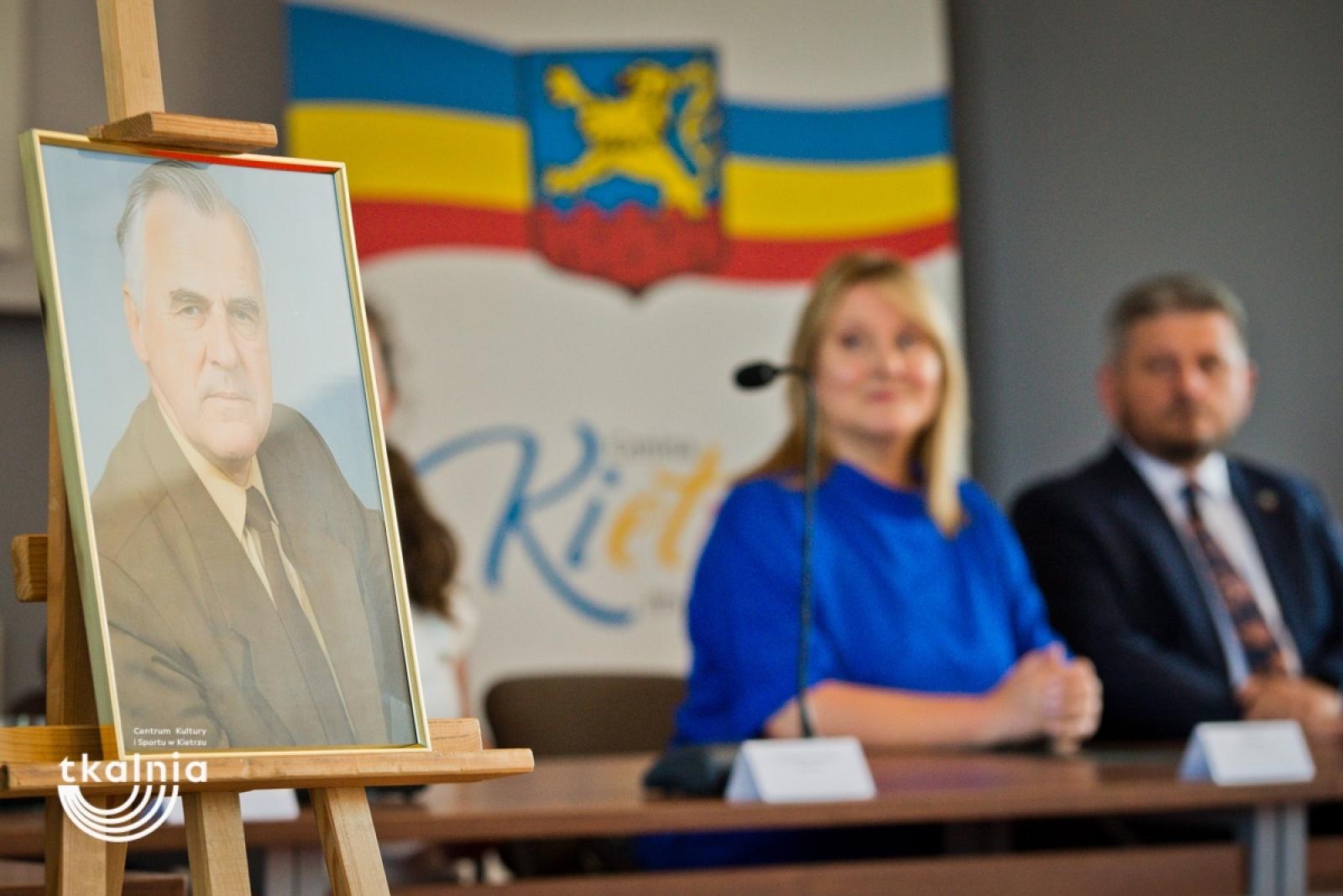 Zdjęcie w galerii na portalu naszraciborz.pl: Uroczyste odsłonięcie tablicy pamięci profesora Marka Gedla w Kietrzu – hołd dla wybitnego archeologa i badacza historii miasta wiadomości z regionu