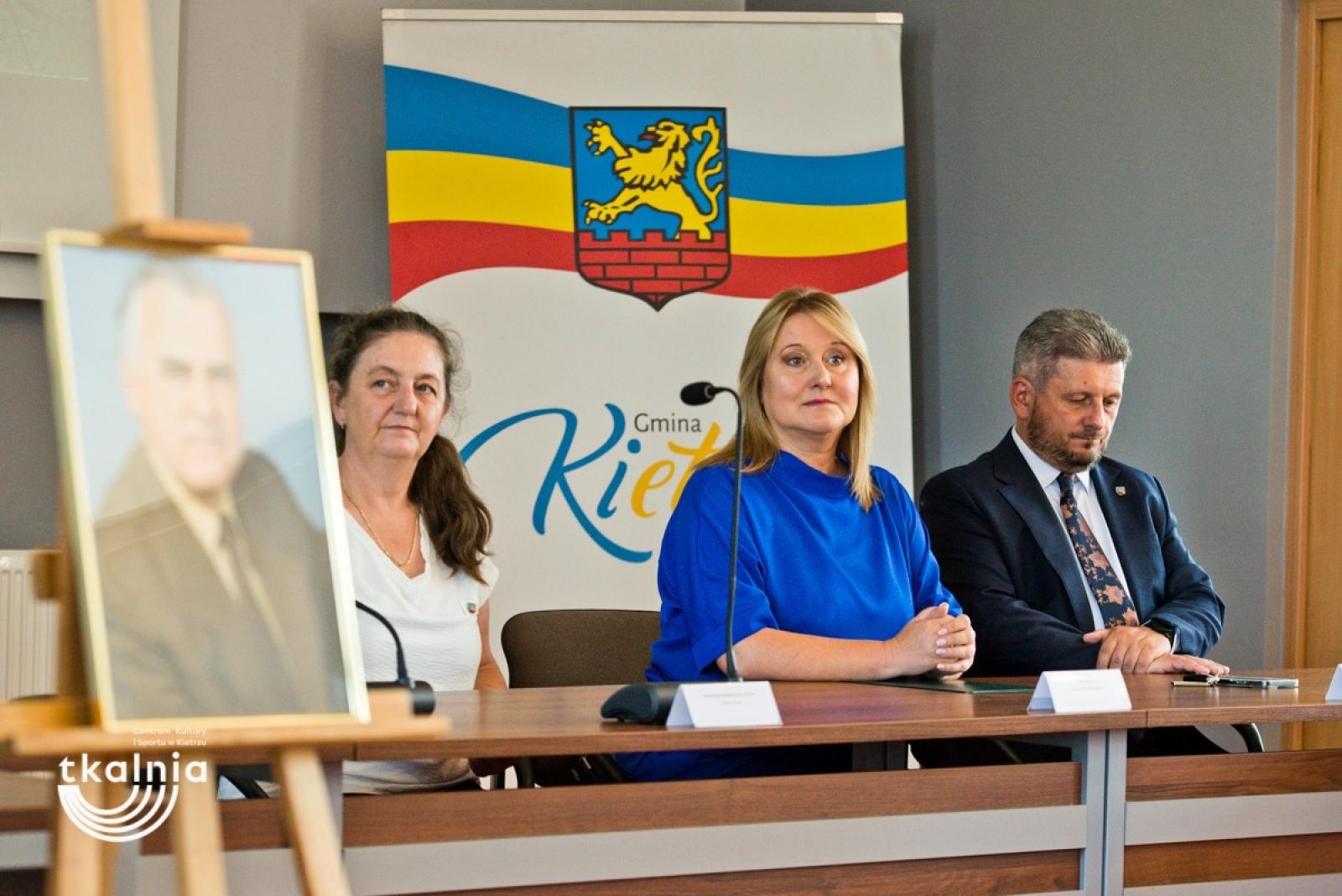 Zdjęcie w galerii na portalu naszraciborz.pl: Uroczyste odsłonięcie tablicy pamięci profesora Marka Gedla w Kietrzu – hołd dla wybitnego archeologa i badacza historii miasta wiadomości z regionu