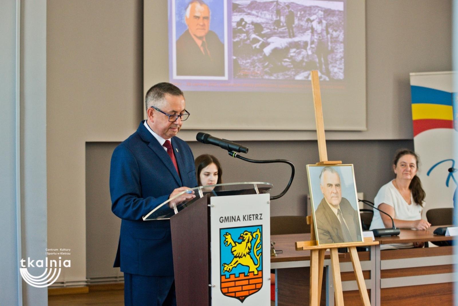 Zdjęcie w galerii na portalu naszraciborz.pl: Uroczyste odsłonięcie tablicy pamięci profesora Marka Gedla w Kietrzu – hołd dla wybitnego archeologa i badacza historii miasta wiadomości z regionu