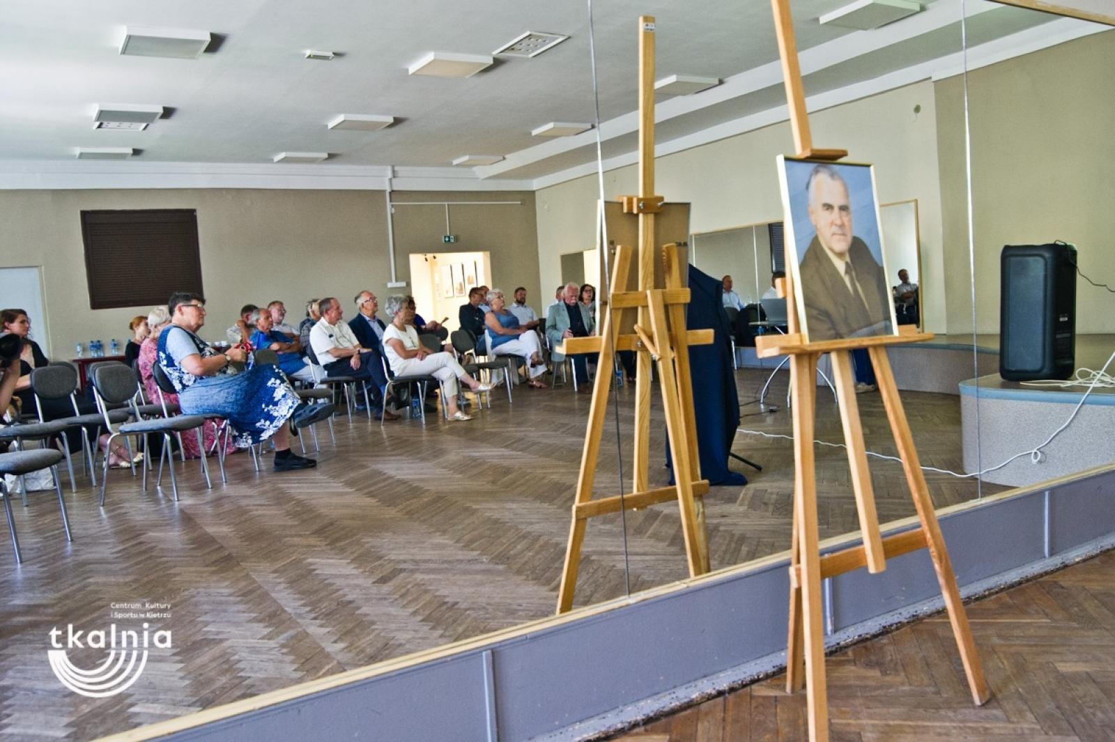 Zdjęcie w galerii na portalu naszraciborz.pl: Uroczyste odsłonięcie tablicy pamięci profesora Marka Gedla w Kietrzu – hołd dla wybitnego archeologa i badacza historii miasta wiadomości z regionu