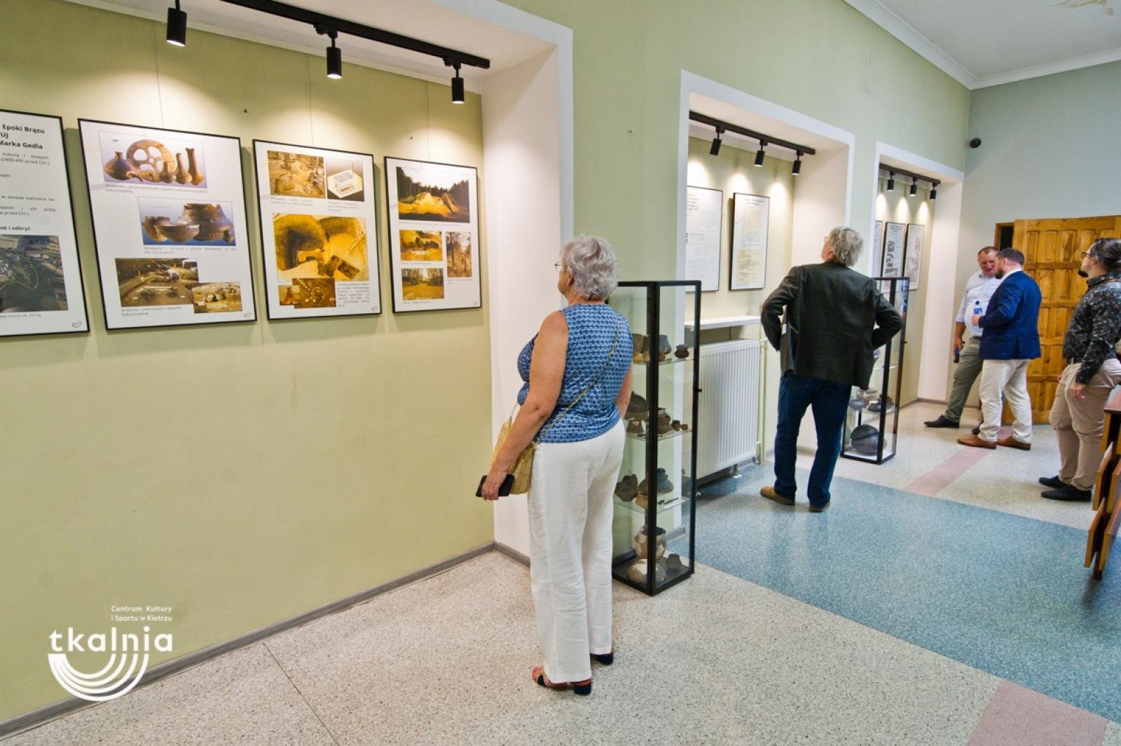 Zdjęcie w galerii na portalu naszraciborz.pl: Uroczyste odsłonięcie tablicy pamięci profesora Marka Gedla w Kietrzu – hołd dla wybitnego archeologa i badacza historii miasta wiadomości z regionu