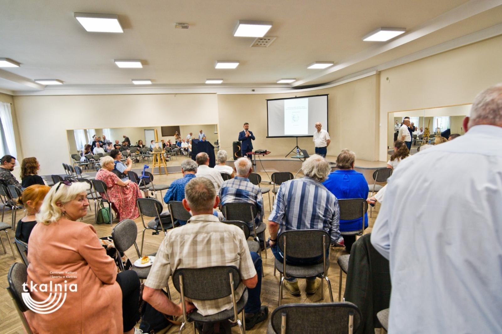 Zdjęcie w galerii na portalu naszraciborz.pl: Uroczyste odsłonięcie tablicy pamięci profesora Marka Gedla w Kietrzu – hołd dla wybitnego archeologa i badacza historii miasta wiadomości z regionu