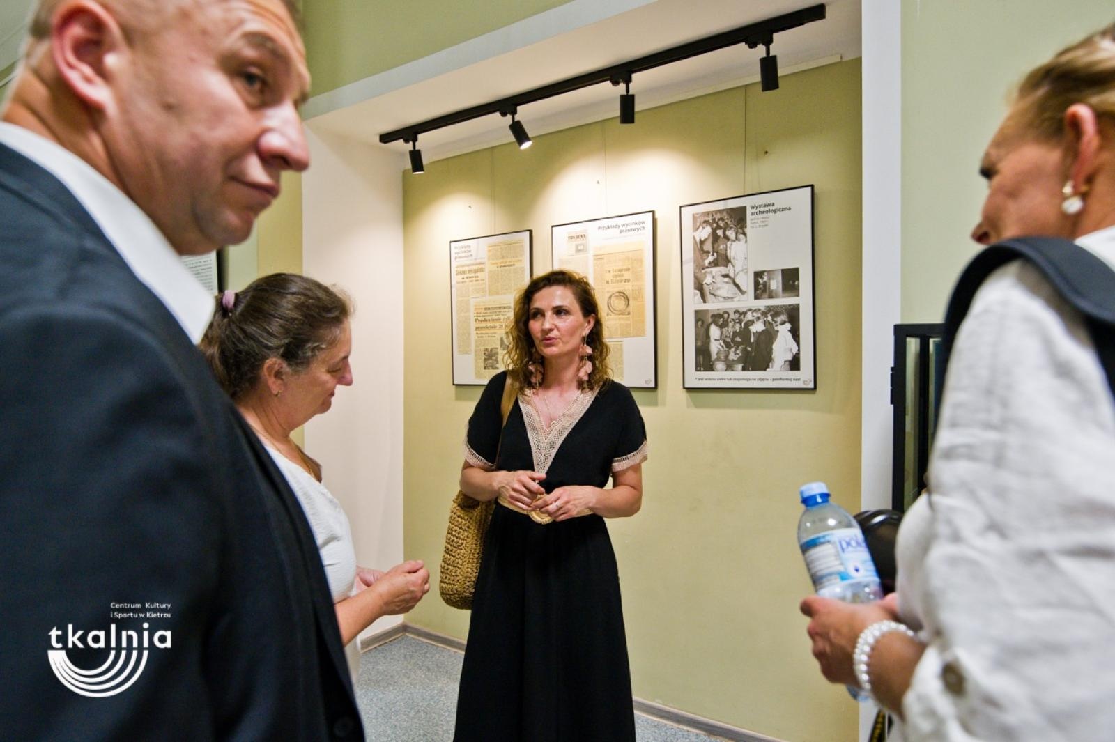 Zdjęcie w galerii na portalu naszraciborz.pl: Uroczyste odsłonięcie tablicy pamięci profesora Marka Gedla w Kietrzu – hołd dla wybitnego archeologa i badacza historii miasta wiadomości z regionu