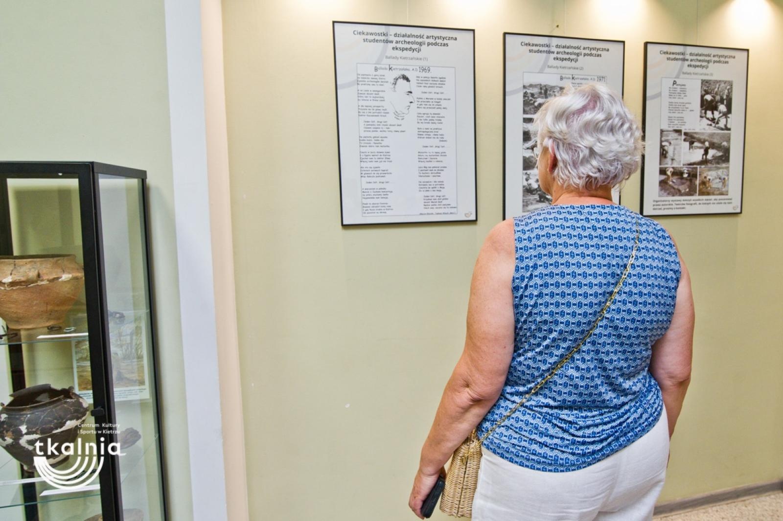 Zdjęcie w galerii na portalu naszraciborz.pl: Uroczyste odsłonięcie tablicy pamięci profesora Marka Gedla w Kietrzu – hołd dla wybitnego archeologa i badacza historii miasta wiadomości z regionu