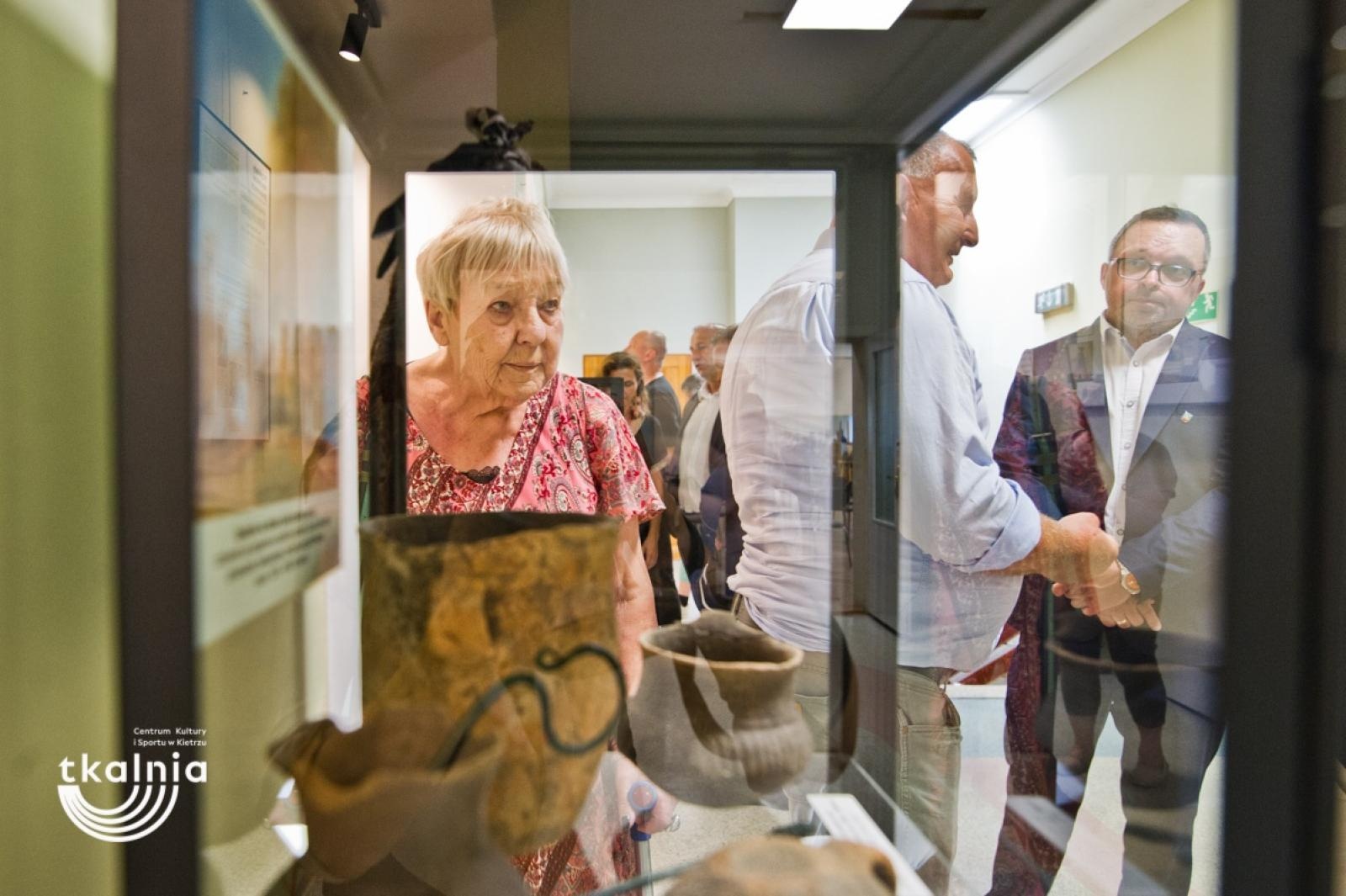 Zdjęcie w galerii na portalu naszraciborz.pl: Uroczyste odsłonięcie tablicy pamięci profesora Marka Gedla w Kietrzu – hołd dla wybitnego archeologa i badacza historii miasta wiadomości z regionu