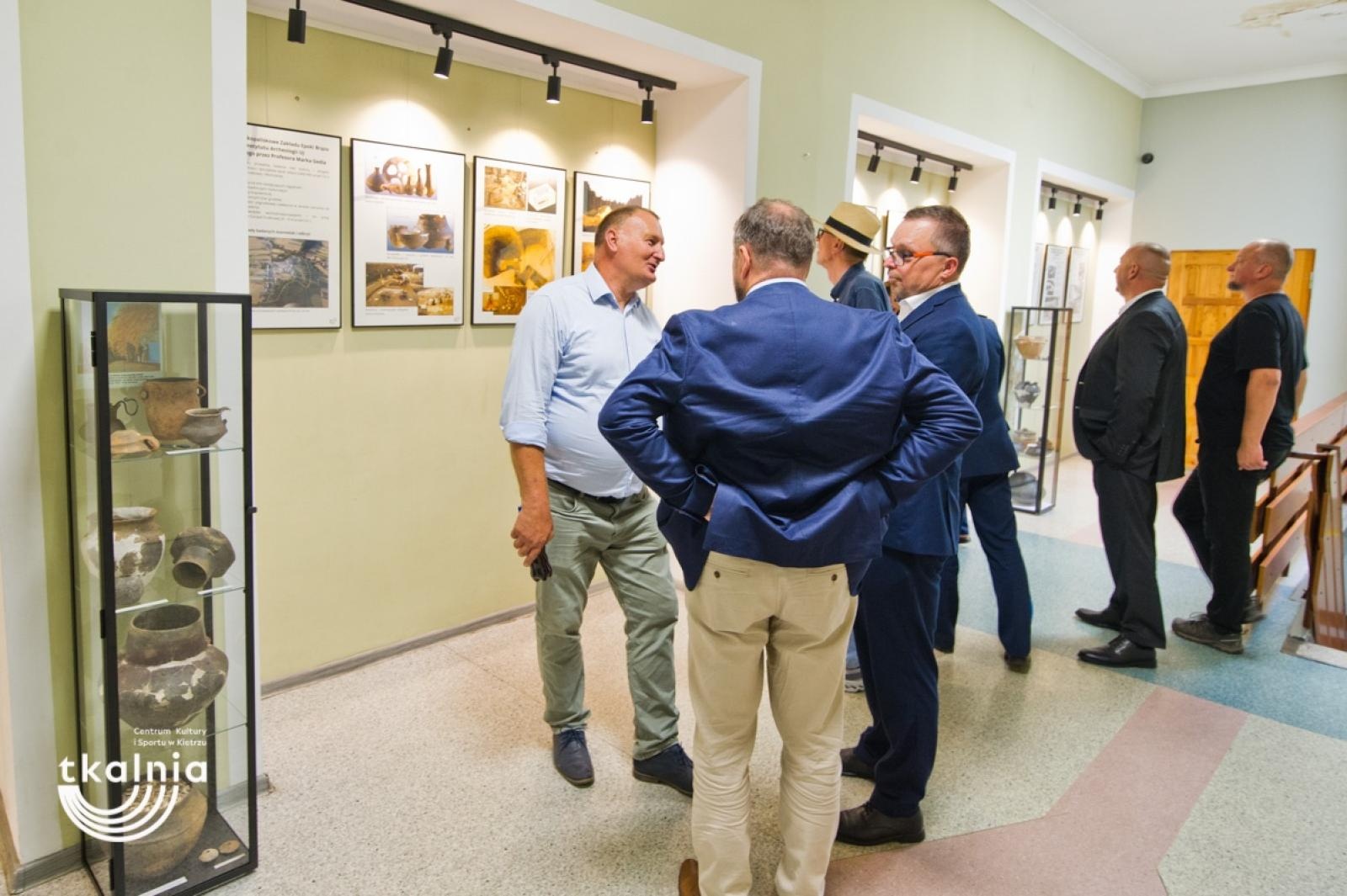 Zdjęcie w galerii na portalu naszraciborz.pl: Uroczyste odsłonięcie tablicy pamięci profesora Marka Gedla w Kietrzu – hołd dla wybitnego archeologa i badacza historii miasta wiadomości z regionu