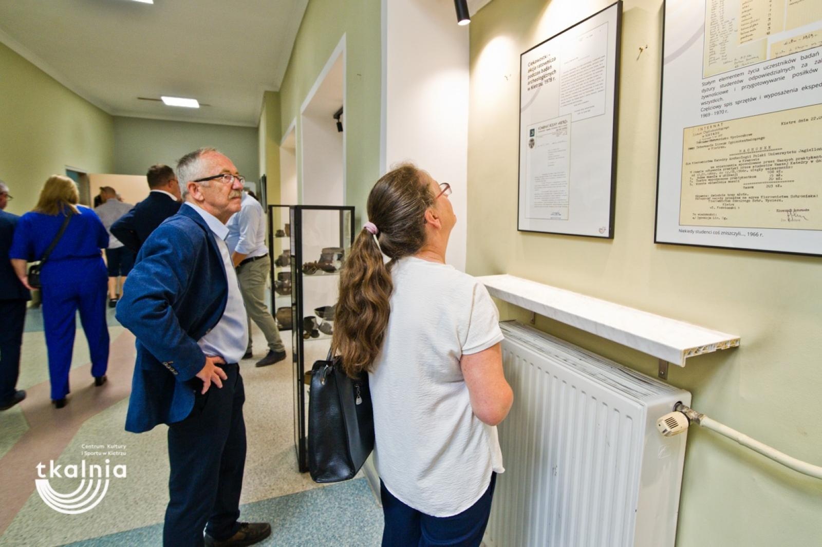 Zdjęcie w galerii na portalu naszraciborz.pl: Uroczyste odsłonięcie tablicy pamięci profesora Marka Gedla w Kietrzu – hołd dla wybitnego archeologa i badacza historii miasta wiadomości z regionu