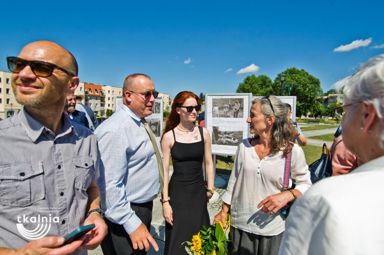 Zdjęcie w galerii na portalu naszraciborz.pl: Uroczyste odsłonięcie tablicy pamięci profesora Marka Gedla w Kietrzu – hołd dla wybitnego archeologa i badacza historii miasta wiadomości z regionu