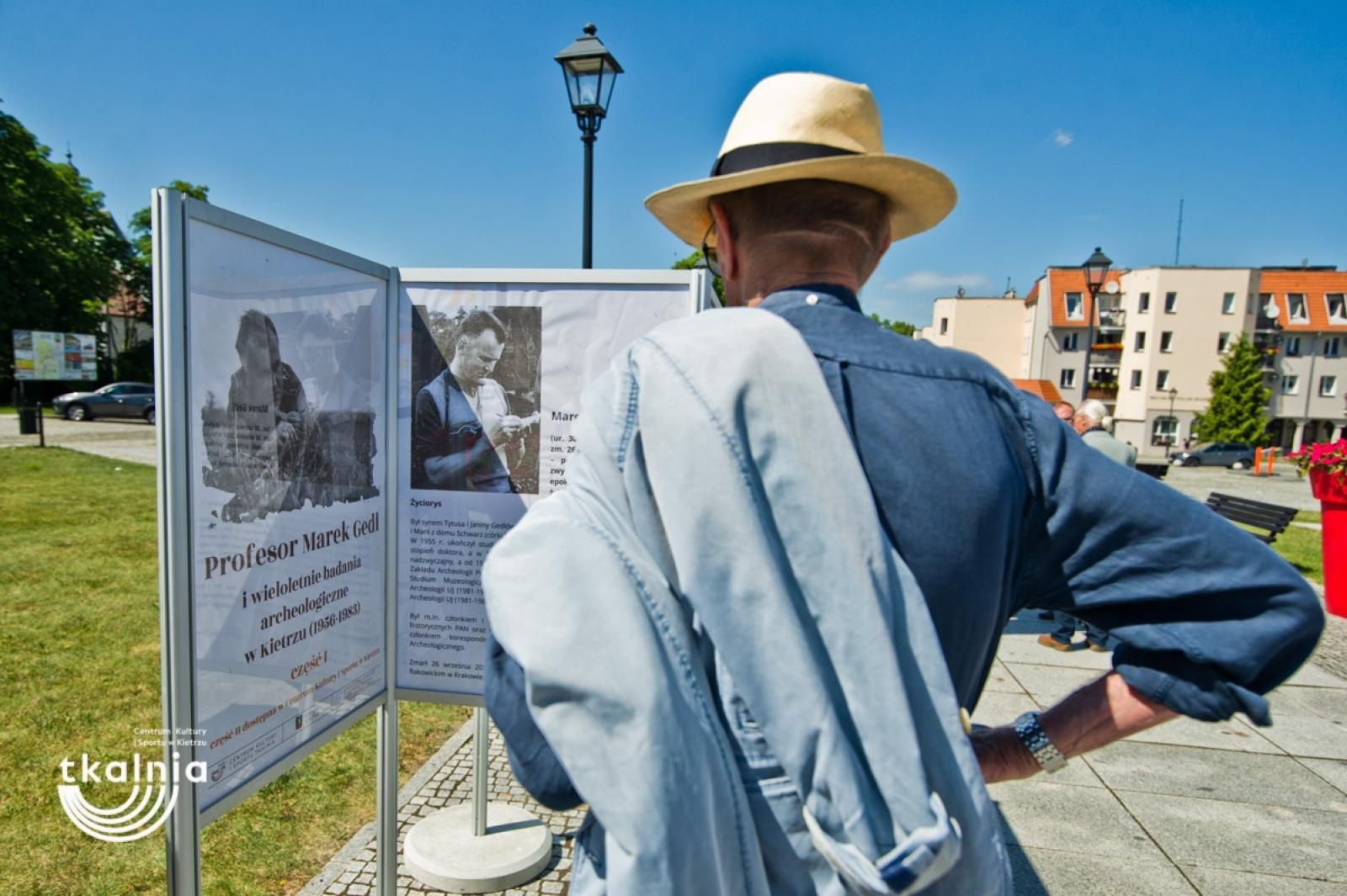 Zdjęcie w galerii na portalu naszraciborz.pl: Uroczyste odsłonięcie tablicy pamięci profesora Marka Gedla w Kietrzu – hołd dla wybitnego archeologa i badacza historii miasta wiadomości z regionu