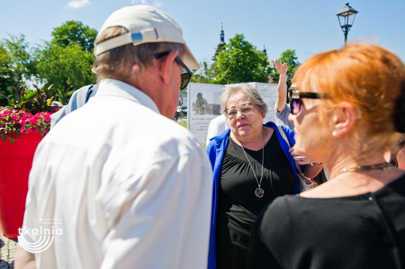 Zdjęcie w galerii na portalu naszraciborz.pl: Uroczyste odsłonięcie tablicy pamięci profesora Marka Gedla w Kietrzu – hołd dla wybitnego archeologa i badacza historii miasta wiadomości z regionu