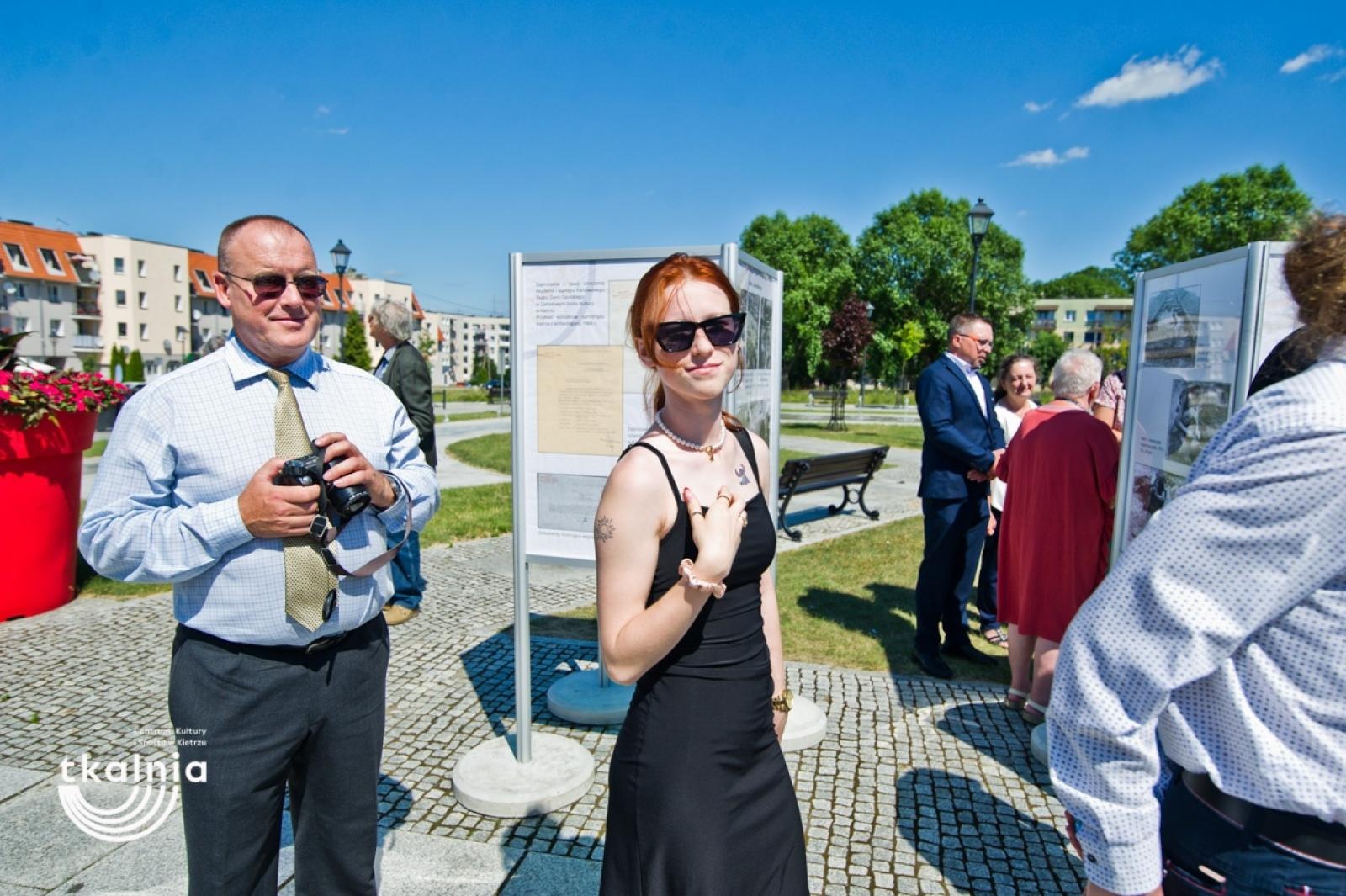 Zdjęcie w galerii na portalu naszraciborz.pl: Uroczyste odsłonięcie tablicy pamięci profesora Marka Gedla w Kietrzu – hołd dla wybitnego archeologa i badacza historii miasta wiadomości z regionu