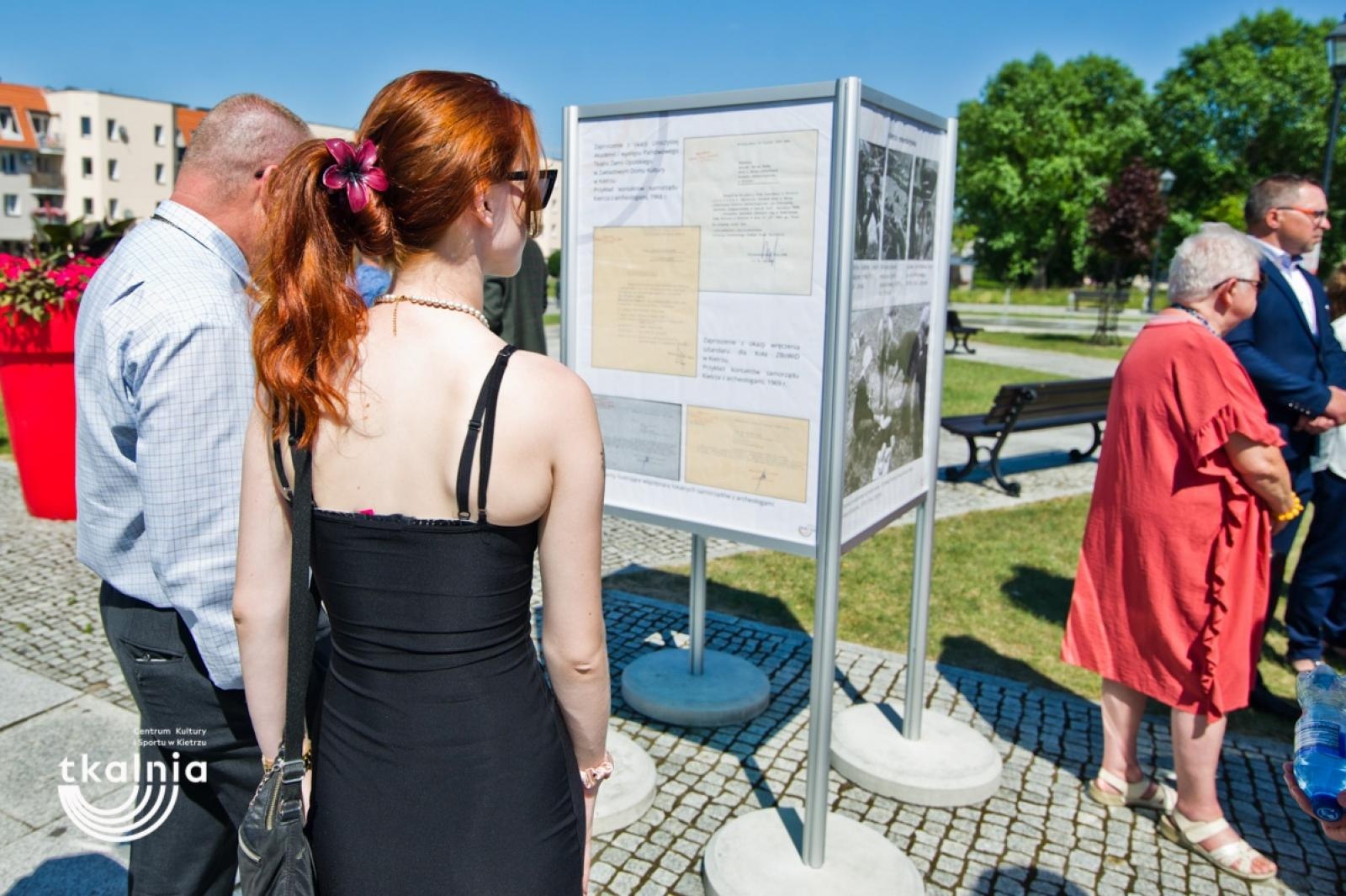 Zdjęcie w galerii na portalu naszraciborz.pl: Uroczyste odsłonięcie tablicy pamięci profesora Marka Gedla w Kietrzu – hołd dla wybitnego archeologa i badacza historii miasta wiadomości z regionu
