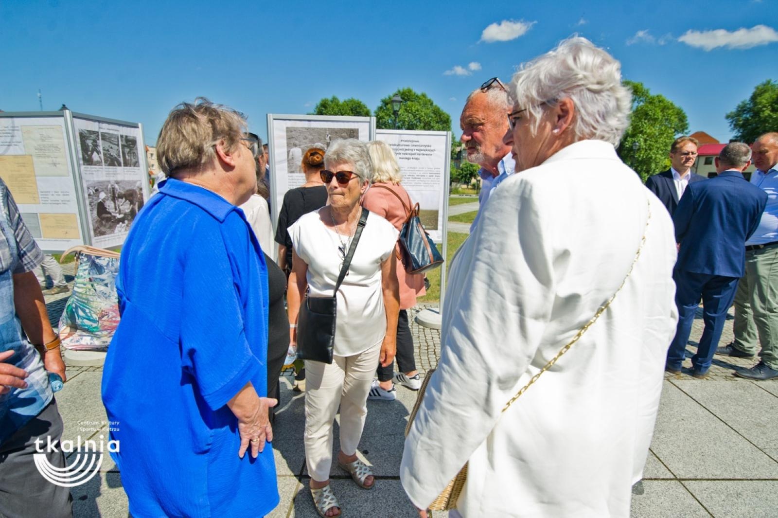Zdjęcie w galerii na portalu naszraciborz.pl: Uroczyste odsłonięcie tablicy pamięci profesora Marka Gedla w Kietrzu – hołd dla wybitnego archeologa i badacza historii miasta wiadomości z regionu