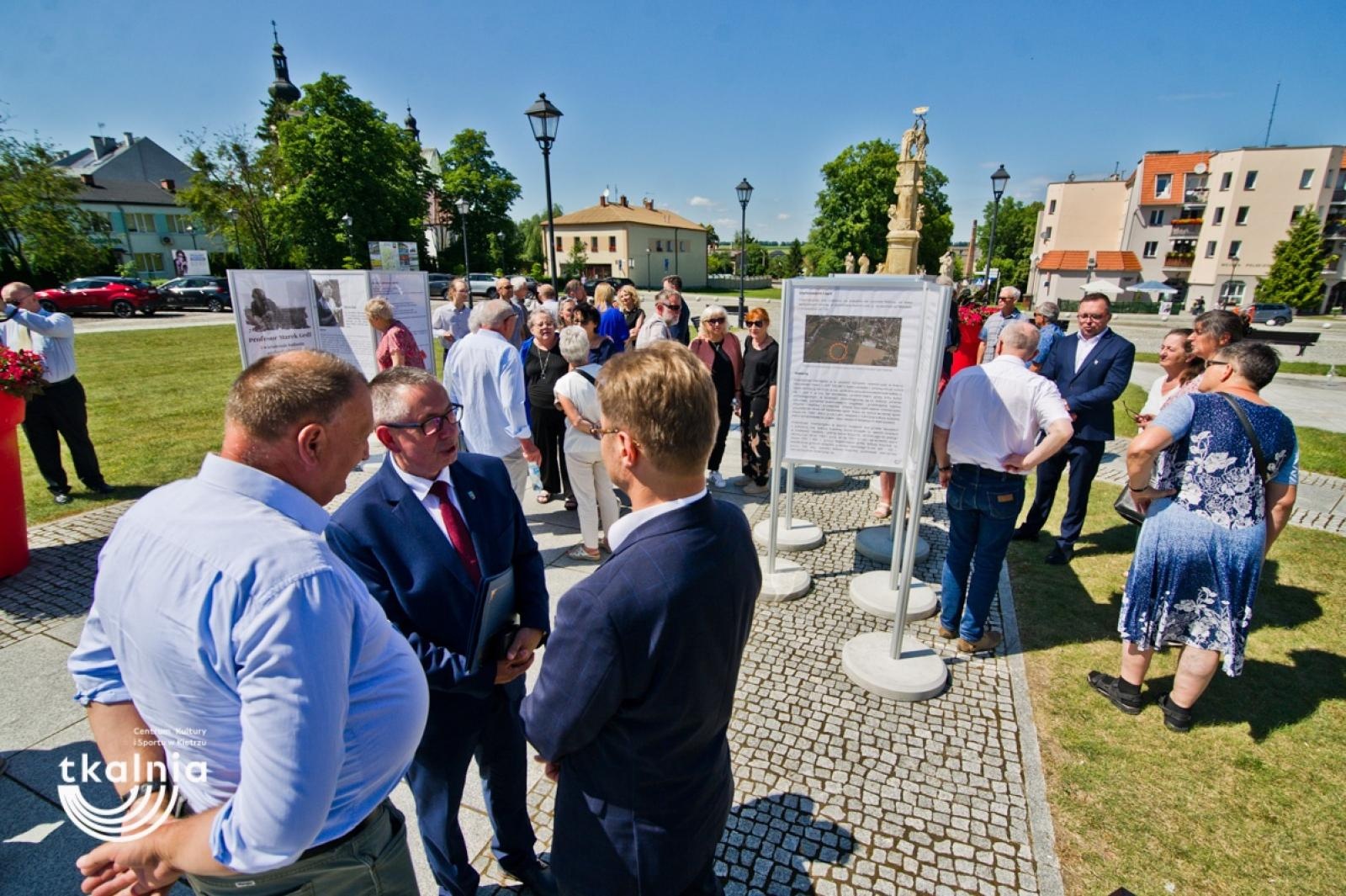Zdjęcie w galerii na portalu naszraciborz.pl: Uroczyste odsłonięcie tablicy pamięci profesora Marka Gedla w Kietrzu – hołd dla wybitnego archeologa i badacza historii miasta wiadomości z regionu
