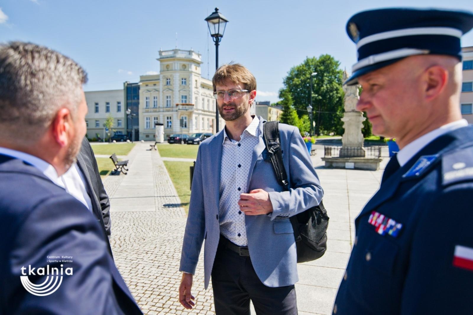 Zdjęcie w galerii na portalu naszraciborz.pl: Uroczyste odsłonięcie tablicy pamięci profesora Marka Gedla w Kietrzu – hołd dla wybitnego archeologa i badacza historii miasta wiadomości z regionu