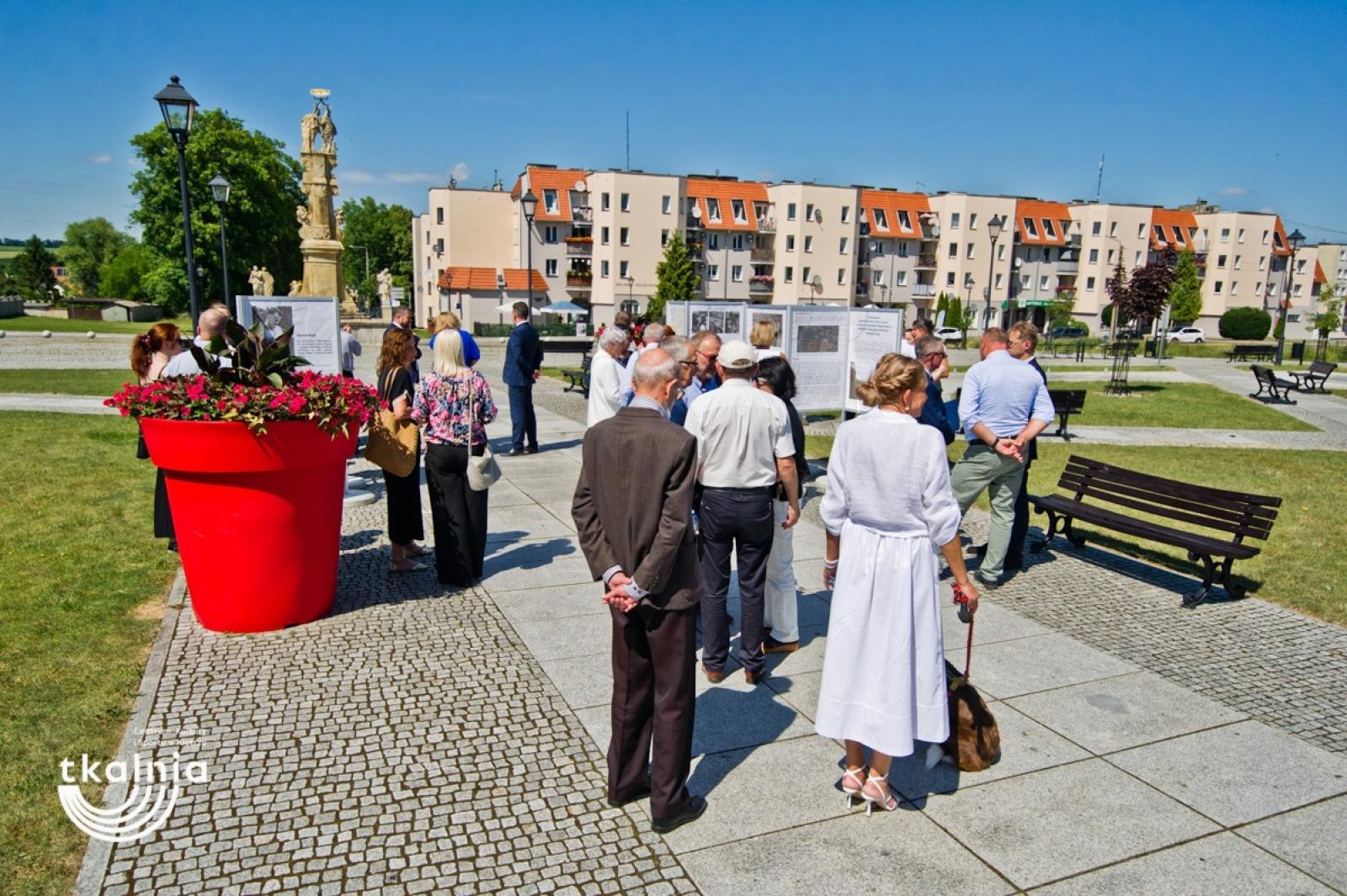 Zdjęcie w galerii na portalu naszraciborz.pl: Uroczyste odsłonięcie tablicy pamięci profesora Marka Gedla w Kietrzu – hołd dla wybitnego archeologa i badacza historii miasta wiadomości z regionu