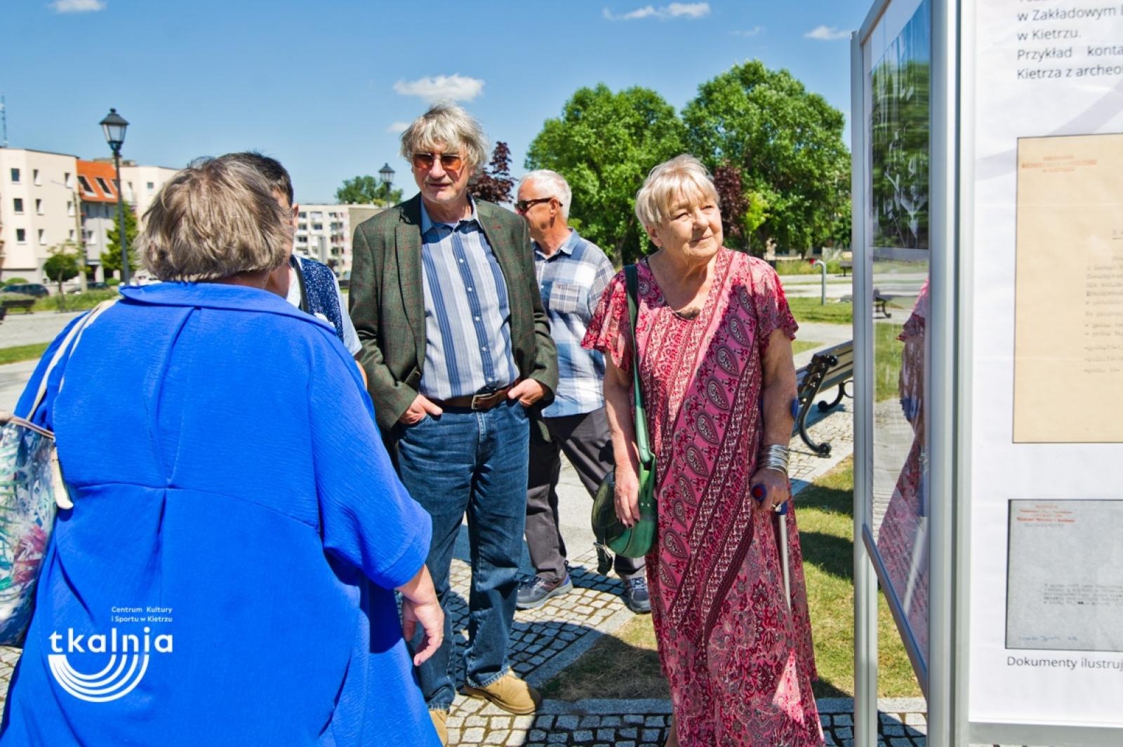 Zdjęcie w galerii na portalu naszraciborz.pl: Uroczyste odsłonięcie tablicy pamięci profesora Marka Gedla w Kietrzu – hołd dla wybitnego archeologa i badacza historii miasta wiadomości z regionu