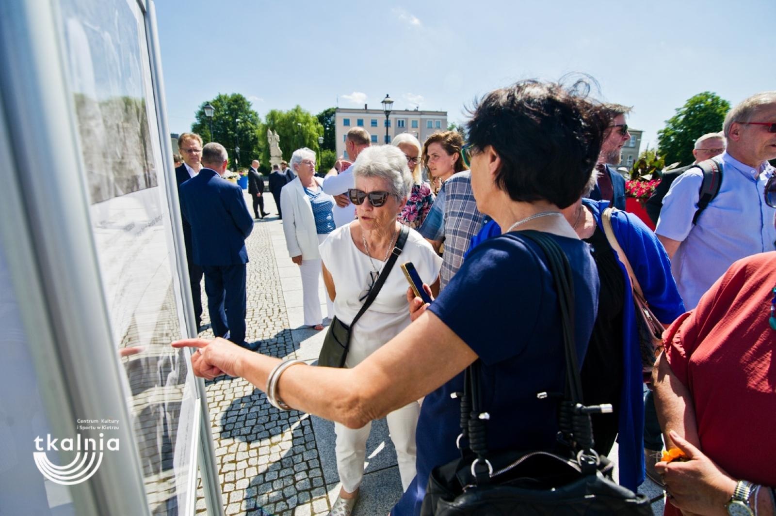 Zdjęcie w galerii na portalu naszraciborz.pl: Uroczyste odsłonięcie tablicy pamięci profesora Marka Gedla w Kietrzu – hołd dla wybitnego archeologa i badacza historii miasta wiadomości z regionu
