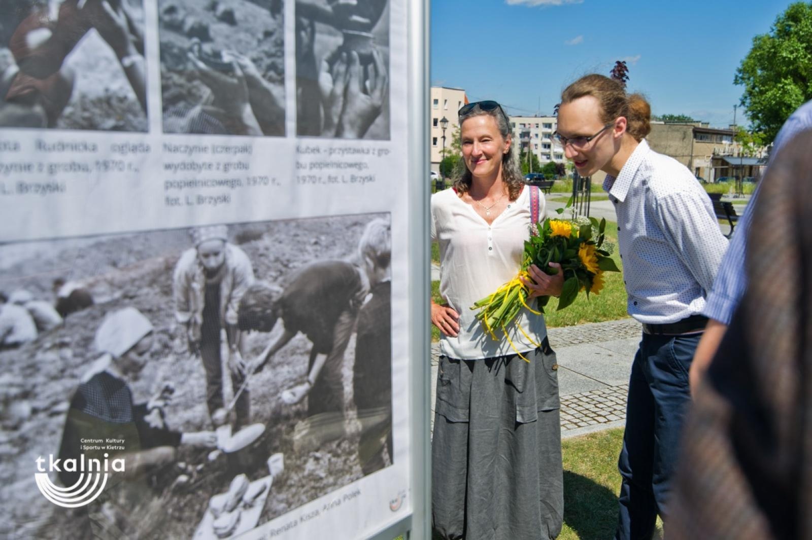 Zdjęcie w galerii na portalu naszraciborz.pl: Uroczyste odsłonięcie tablicy pamięci profesora Marka Gedla w Kietrzu – hołd dla wybitnego archeologa i badacza historii miasta wiadomości z regionu