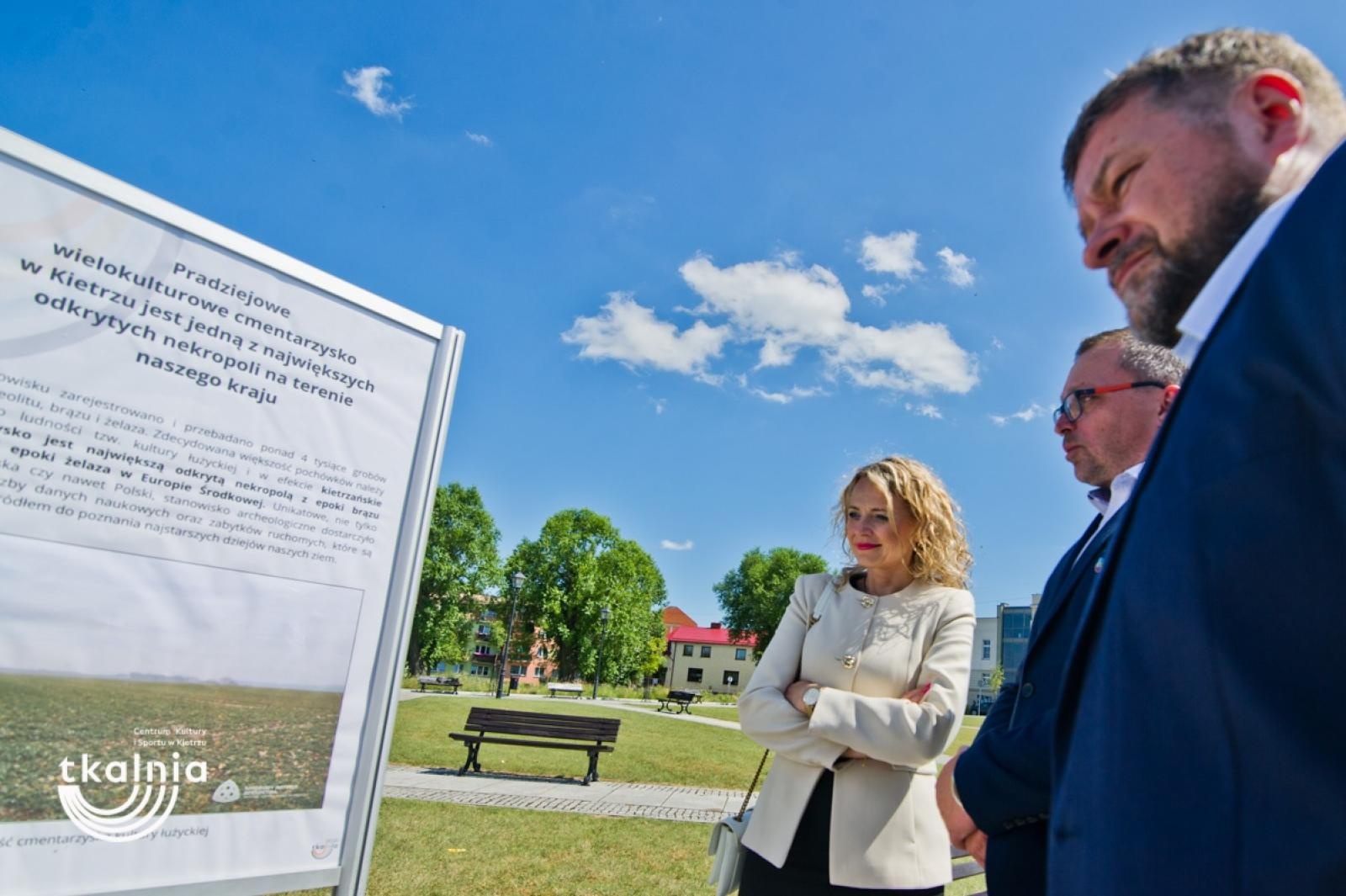 Zdjęcie w galerii na portalu naszraciborz.pl: Uroczyste odsłonięcie tablicy pamięci profesora Marka Gedla w Kietrzu – hołd dla wybitnego archeologa i badacza historii miasta wiadomości z regionu