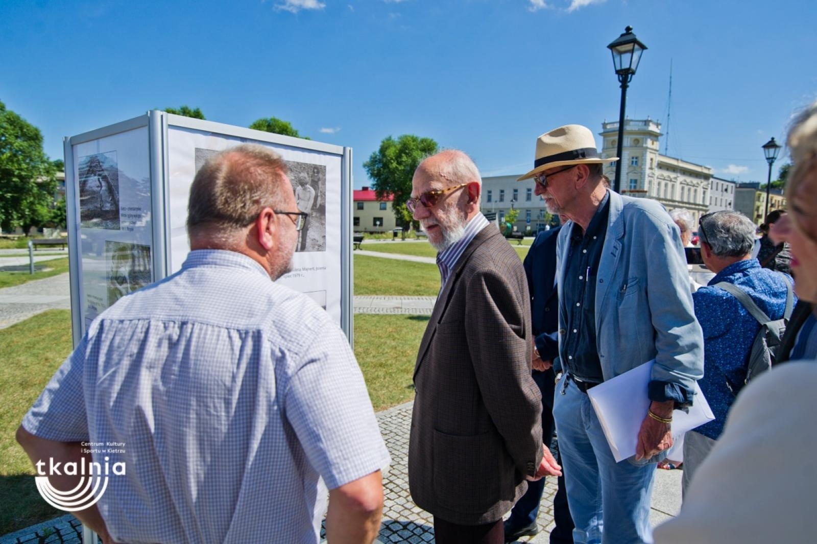 Zdjęcie w galerii na portalu naszraciborz.pl: Uroczyste odsłonięcie tablicy pamięci profesora Marka Gedla w Kietrzu – hołd dla wybitnego archeologa i badacza historii miasta wiadomości z regionu