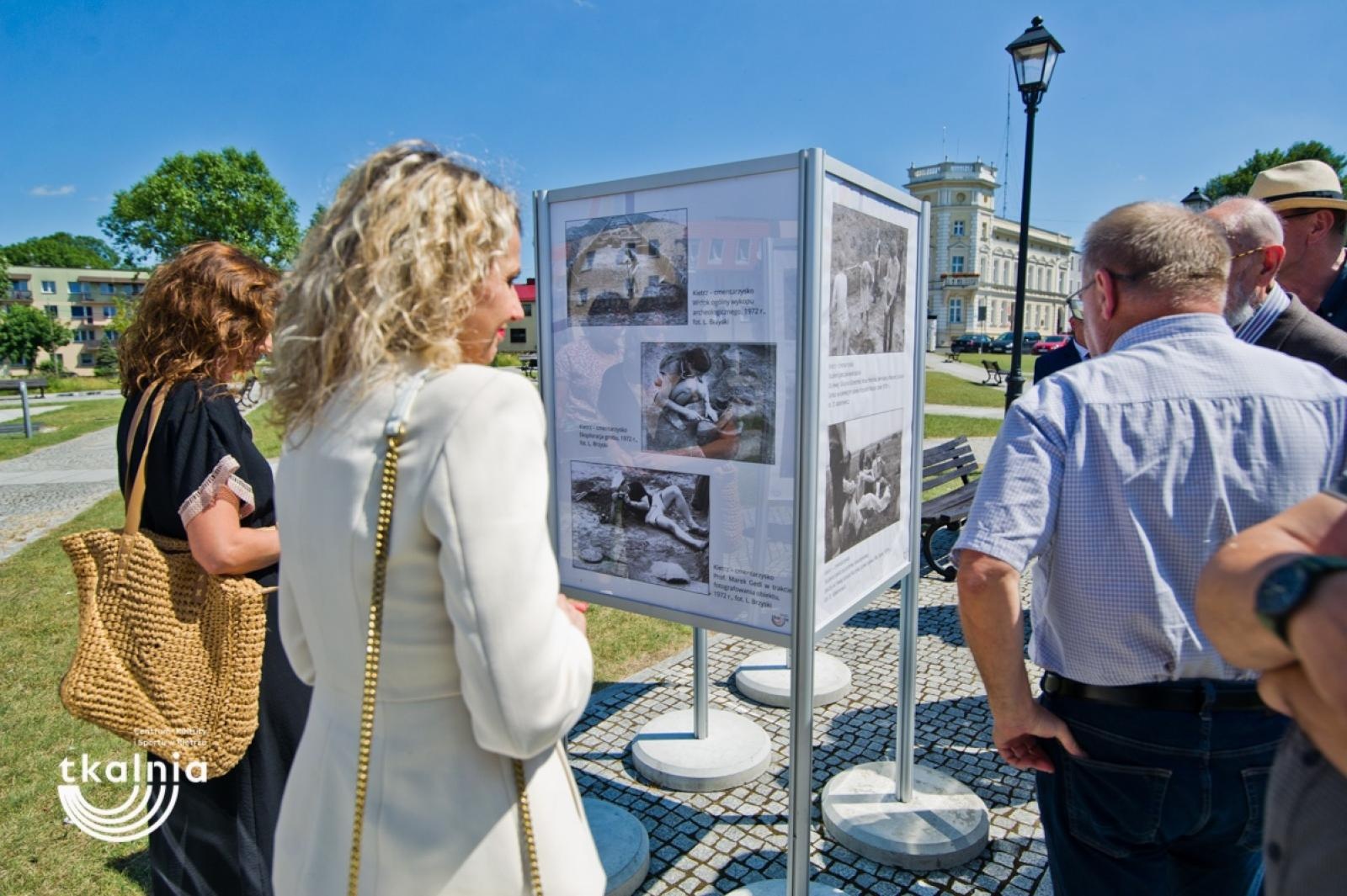 Zdjęcie w galerii na portalu naszraciborz.pl: Uroczyste odsłonięcie tablicy pamięci profesora Marka Gedla w Kietrzu – hołd dla wybitnego archeologa i badacza historii miasta wiadomości z regionu