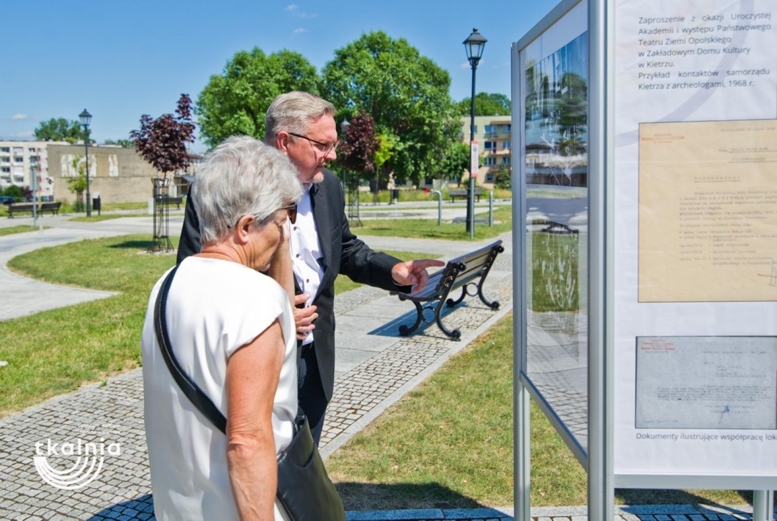 Zdjęcie w galerii na portalu naszraciborz.pl: Uroczyste odsłonięcie tablicy pamięci profesora Marka Gedla w Kietrzu – hołd dla wybitnego archeologa i badacza historii miasta wiadomości z regionu