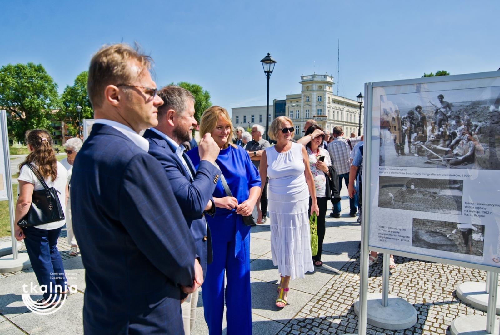 Zdjęcie w galerii na portalu naszraciborz.pl: Uroczyste odsłonięcie tablicy pamięci profesora Marka Gedla w Kietrzu – hołd dla wybitnego archeologa i badacza historii miasta wiadomości z regionu