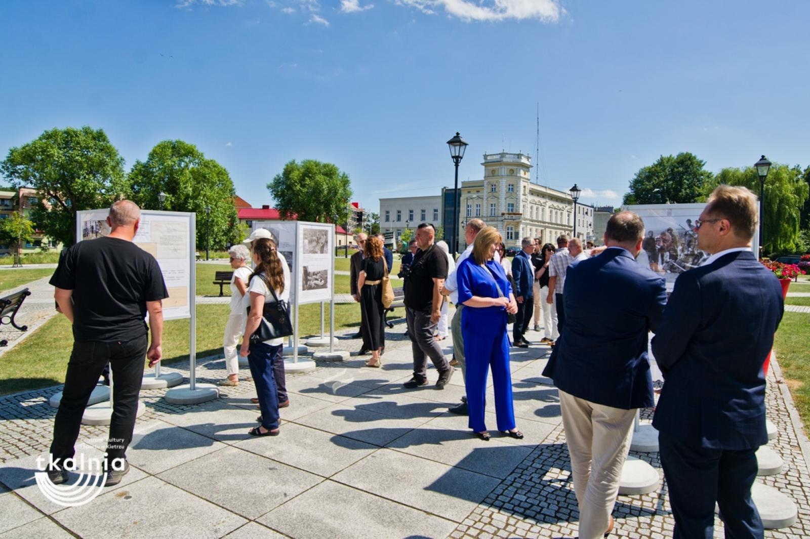 Zdjęcie w galerii na portalu naszraciborz.pl: Uroczyste odsłonięcie tablicy pamięci profesora Marka Gedla w Kietrzu – hołd dla wybitnego archeologa i badacza historii miasta wiadomości z regionu
