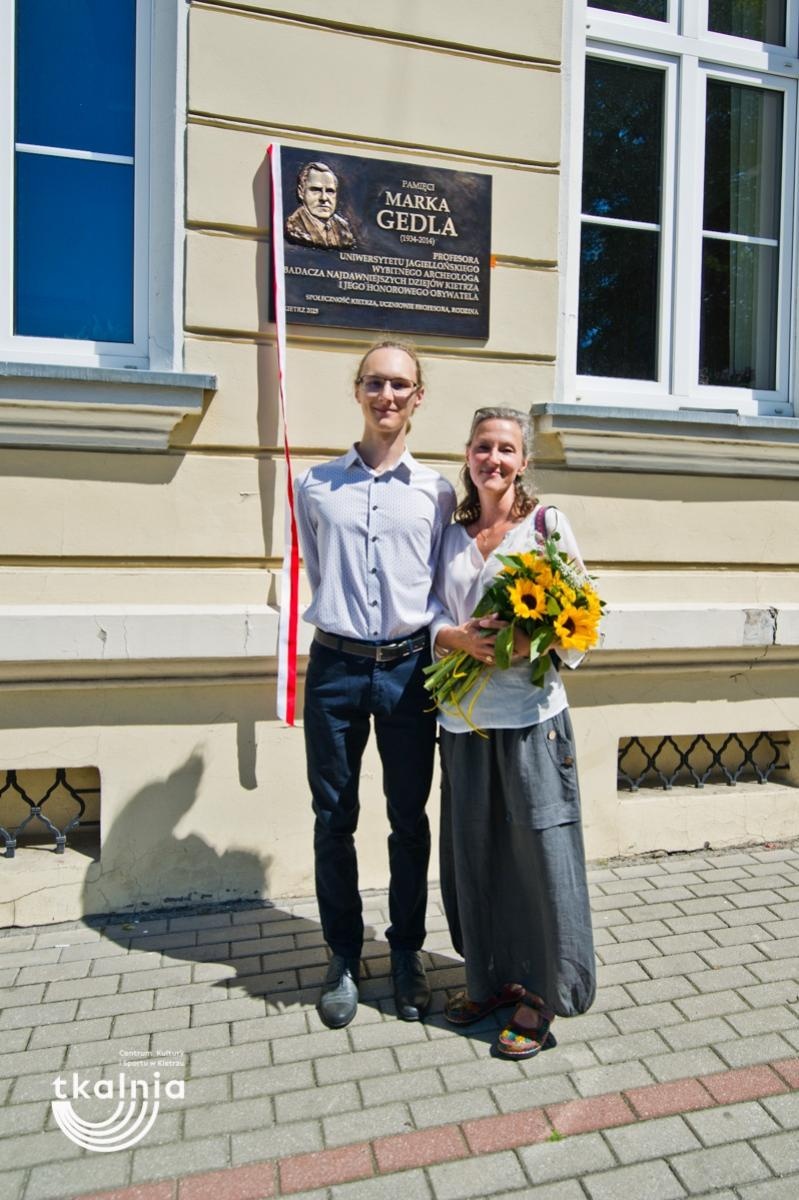 Zdjęcie w galerii na portalu naszraciborz.pl: Uroczyste odsłonięcie tablicy pamięci profesora Marka Gedla w Kietrzu – hołd dla wybitnego archeologa i badacza historii miasta wiadomości z regionu