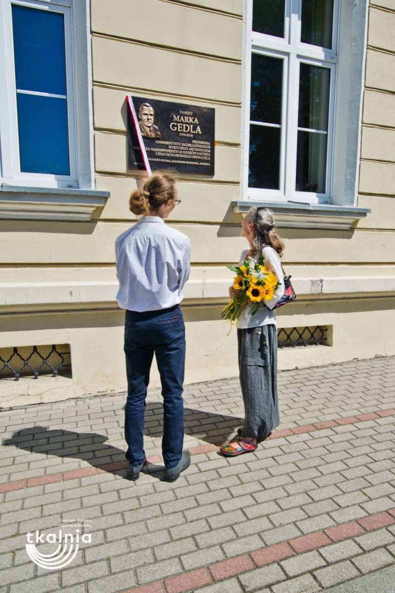 Zdjęcie w galerii na portalu naszraciborz.pl: Uroczyste odsłonięcie tablicy pamięci profesora Marka Gedla w Kietrzu – hołd dla wybitnego archeologa i badacza historii miasta wiadomości z regionu
